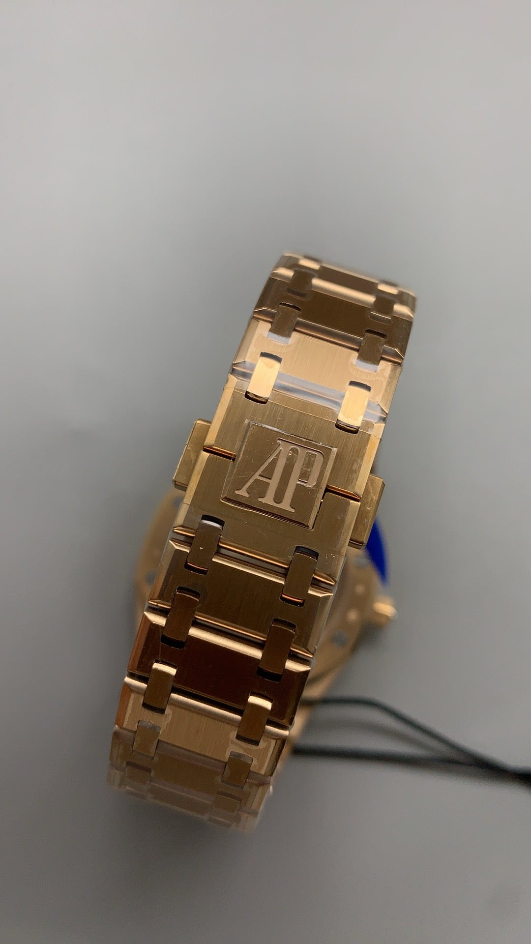 Audemars Piguet Royal Oak 16202 | 39MM | ตัวเรือนสแตนเลสสตีลเคลือบสีโรสโกลด์แบบ PVD | หน้าปัดสีดำไล่เฉดควัน (Smoked Black) | กลไกอัตโนมัติ Cal.7121