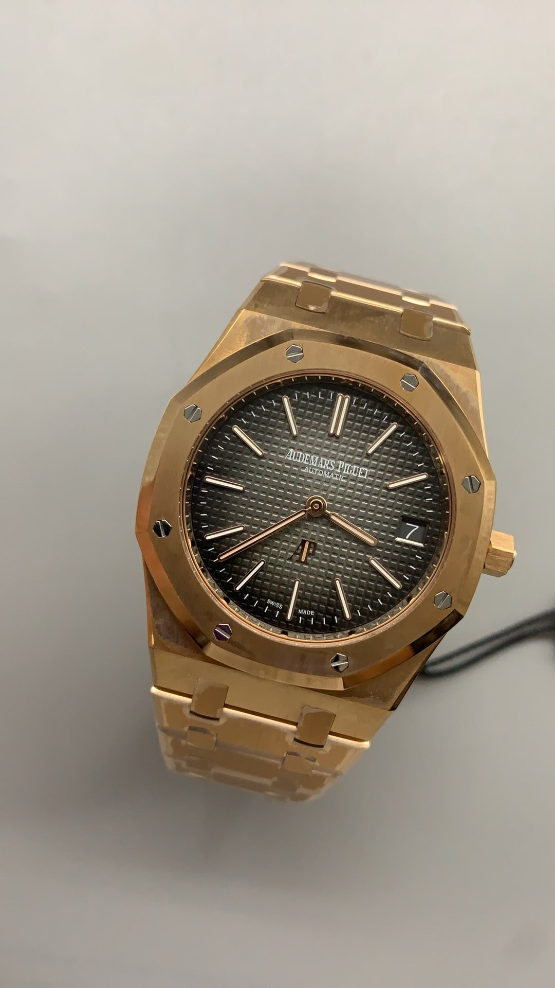 Audemars Piguet Royal Oak 16202 | 39MM | ตัวเรือนสแตนเลสสตีลเคลือบสีโรสโกลด์แบบ PVD | หน้าปัดสีดำไล่เฉดควัน (Smoked Black) | กลไกอัตโนมัติ Cal.7121