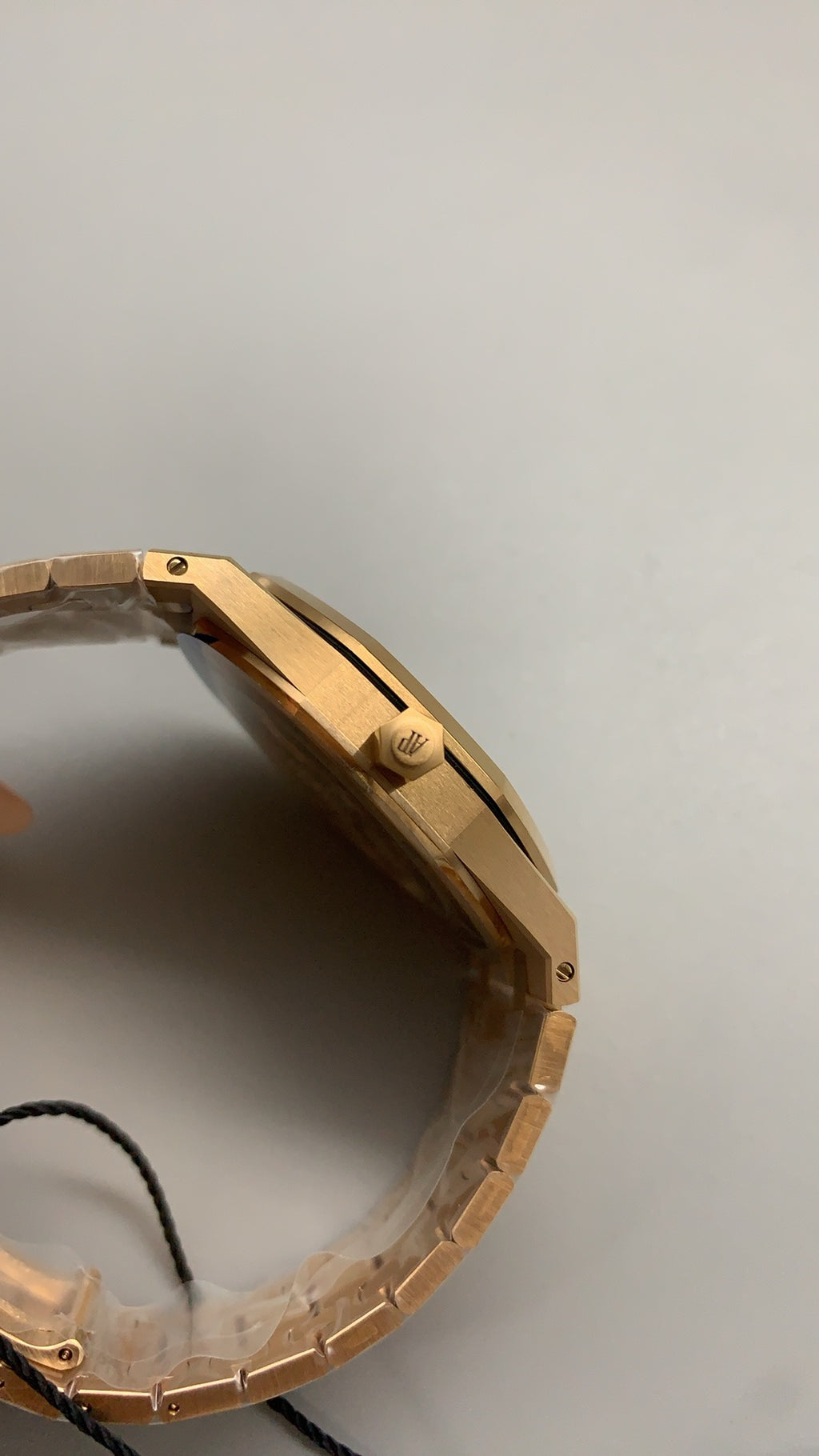 Audemars Piguet Royal Oak 16202 | 39MM | ตัวเรือนสแตนเลสสตีลเคลือบสีโรสโกลด์แบบ PVD | หน้าปัดสีดำไล่เฉดควัน (Smoked Black) | กลไกอัตโนมัติ Cal.7121