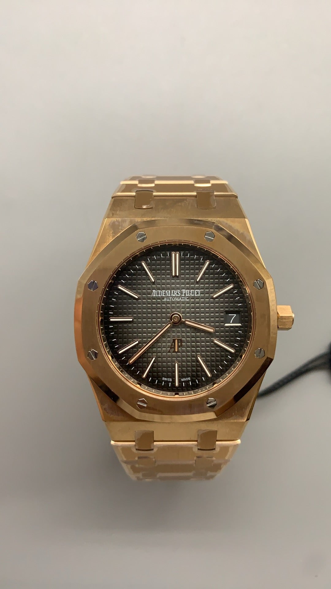 Audemars Piguet Royal Oak 16202 | 39MM | ตัวเรือนสแตนเลสสตีลเคลือบสีโรสโกลด์แบบ PVD | หน้าปัดสีดำไล่เฉดควัน (Smoked Black) | กลไกอัตโนมัติ Cal.7121