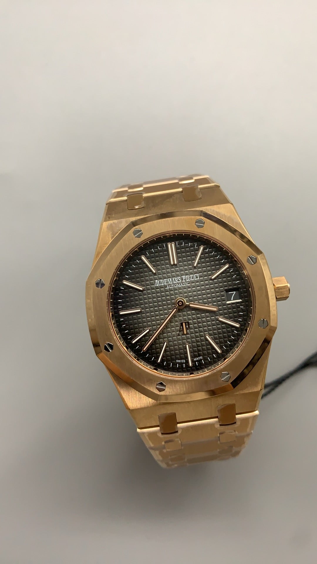 Audemars Piguet Royal Oak 16202 | 39MM | ตัวเรือนสแตนเลสสตีลเคลือบสีโรสโกลด์แบบ PVD | หน้าปัดสีดำไล่เฉดควัน (Smoked Black) | กลไกอัตโนมัติ Cal.7121