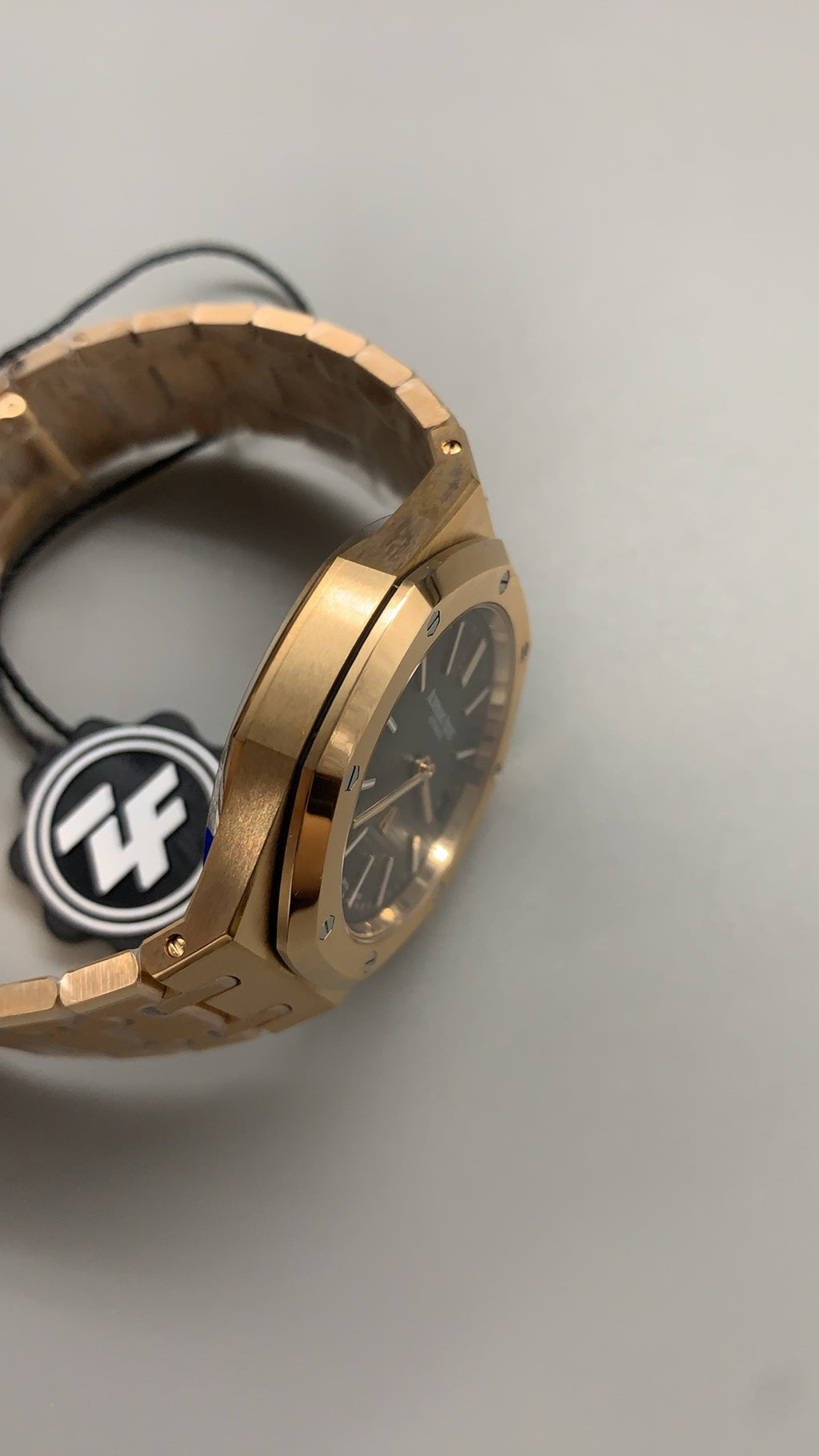 Audemars Piguet Royal Oak 16202 | 39MM | ตัวเรือนสแตนเลสสตีลเคลือบสีโรสโกลด์แบบ PVD | หน้าปัดสีดำไล่เฉดควัน (Smoked Black) | กลไกอัตโนมัติ Cal.7121