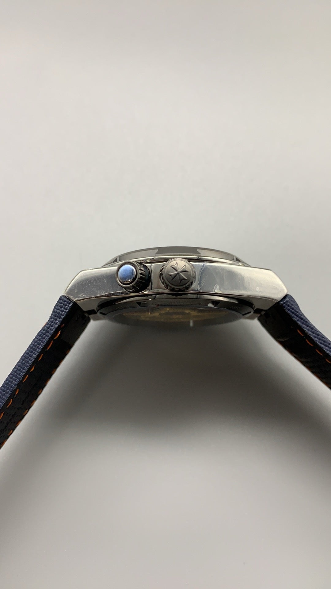 Vacheron Constantin Overseas Chronograph 5500V | 42.5MM | ตัวเรือนสแตนเลสสตีล | ฟังก์ชันจับเวลา | หน้าปัดสีน้ำเงิน | กลไกอัตโนมัติ Cal.5200