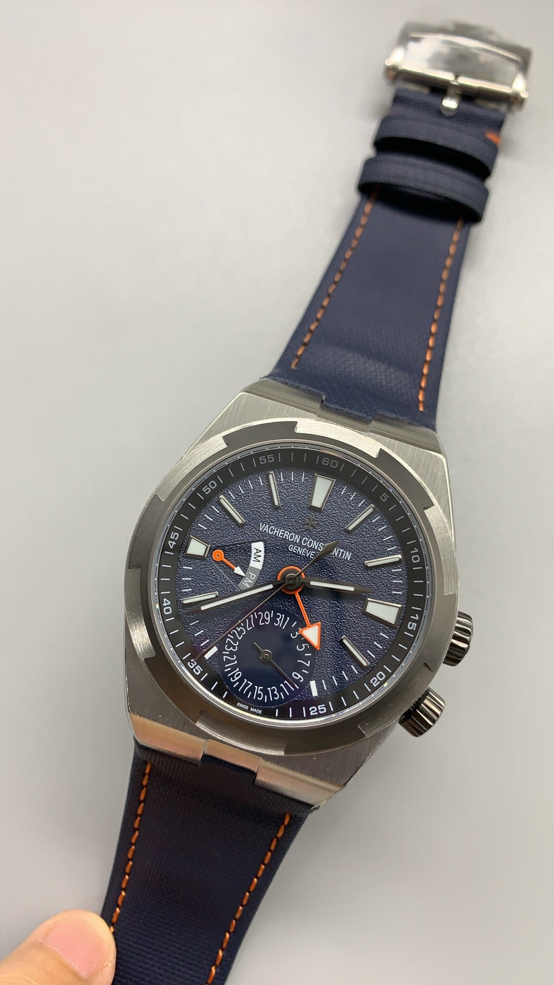 Vacheron Constantin Overseas Chronograph 5500V | 42.5MM | ตัวเรือนสแตนเลสสตีล | ฟังก์ชันจับเวลา | หน้าปัดสีน้ำเงิน | กลไกอัตโนมัติ Cal.5200