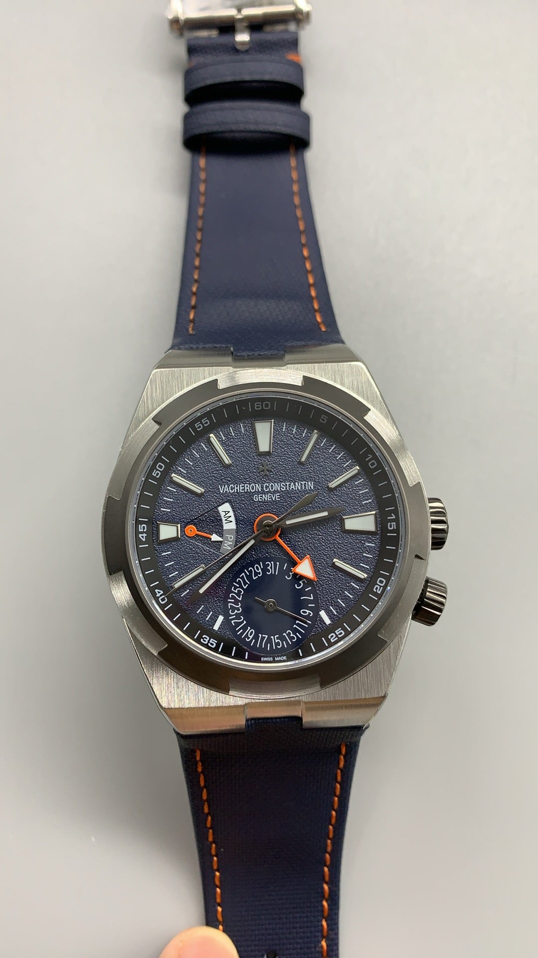 Vacheron Constantin Overseas Chronograph 5500V | 42.5MM | ตัวเรือนสแตนเลสสตีล | ฟังก์ชันจับเวลา | หน้าปัดสีน้ำเงิน | กลไกอัตโนมัติ Cal.5200