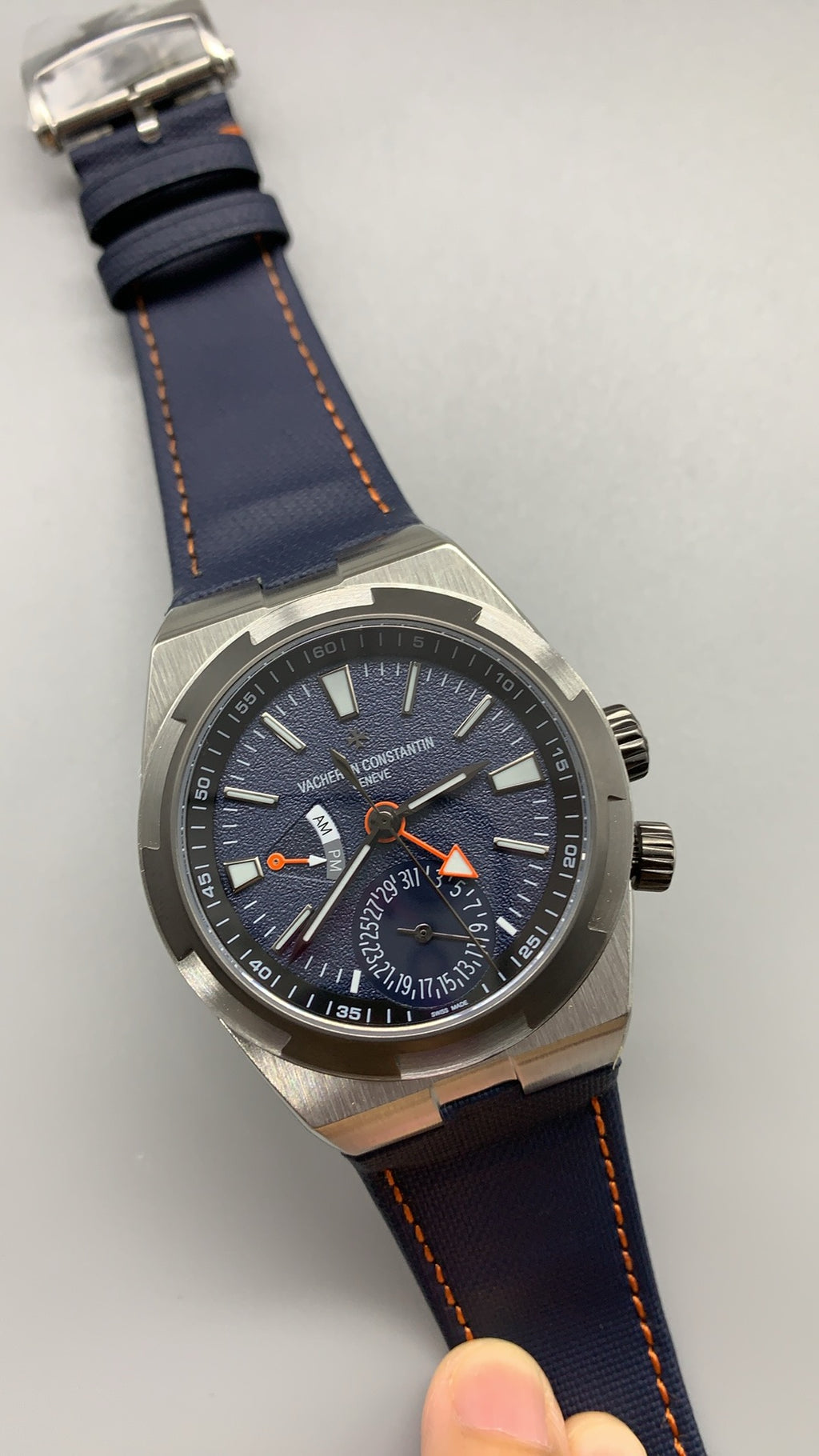 Vacheron Constantin Overseas Chronograph 5500V | 42.5MM | ตัวเรือนสแตนเลสสตีล | ฟังก์ชันจับเวลา | หน้าปัดสีน้ำเงิน | กลไกอัตโนมัติ Cal.5200