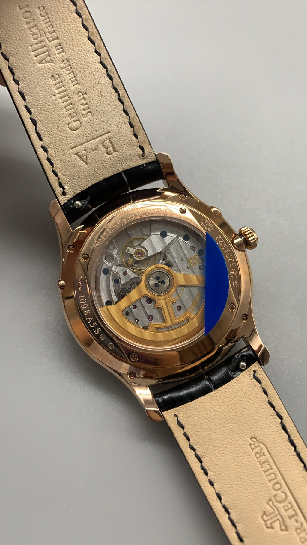 Jaeger-LeCoultre Master Ultra Thin Moon | 39MM | ตัวเรือนสแตนเลสสตีลเคลือบสีโรสโกลด์ | ฟังก์ชันข้างขึ้นข้างแรม + วันที่ | หน้าปัดสีขาวแชมเปญ | สายหนังจระเข้สีดำ | กลไกอัตโนมัติ Cal.925/1