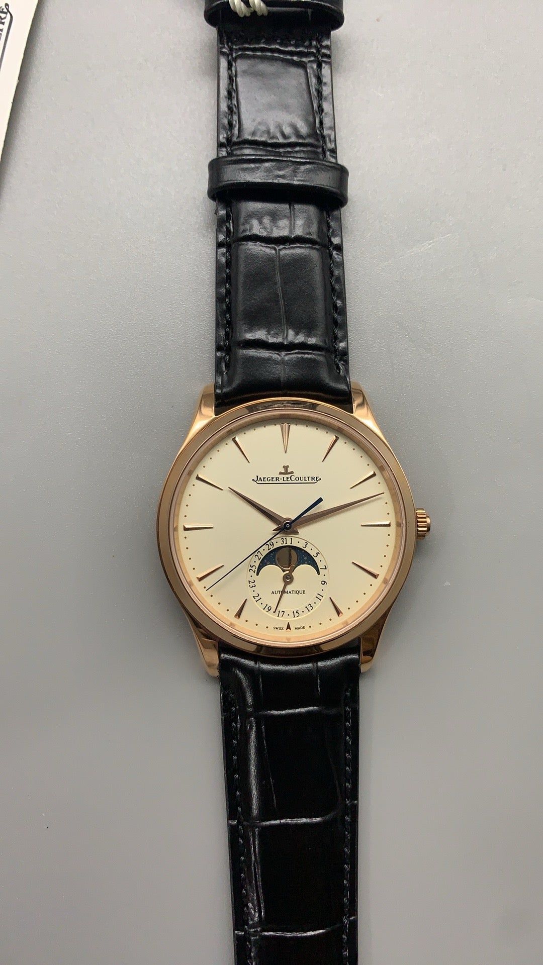 Jaeger-LeCoultre Master Ultra Thin Moon | 39MM | ตัวเรือนสแตนเลสสตีลเคลือบสีโรสโกลด์ | ฟังก์ชันข้างขึ้นข้างแรม + วันที่ | หน้าปัดสีขาวแชมเปญ | สายหนังจระเข้สีดำ | กลไกอัตโนมัติ Cal.925/1