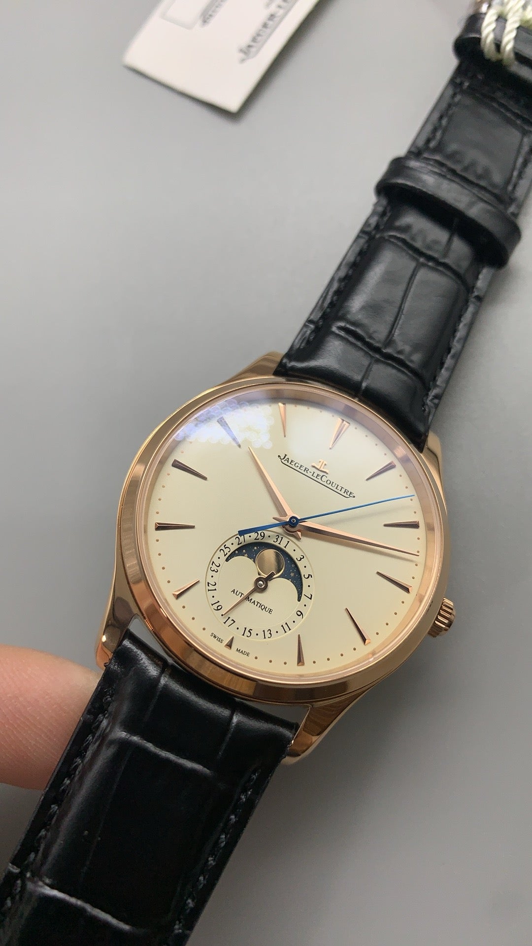 Jaeger-LeCoultre Master Ultra Thin Moon | 39MM | ตัวเรือนสแตนเลสสตีลเคลือบสีโรสโกลด์ | ฟังก์ชันข้างขึ้นข้างแรม + วันที่ | หน้าปัดสีขาวแชมเปญ | สายหนังจระเข้สีดำ | กลไกอัตโนมัติ Cal.925/1