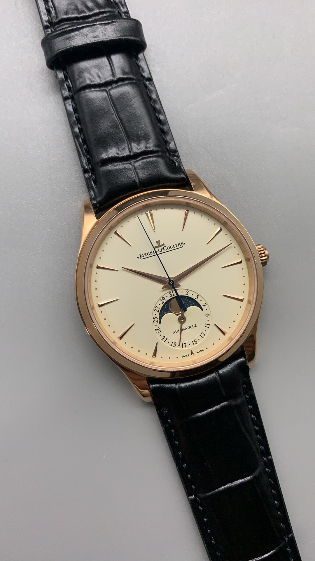 Jaeger-LeCoultre Master Ultra Thin Moon | 39MM | ตัวเรือนสแตนเลสสตีลเคลือบสีโรสโกลด์ | ฟังก์ชันข้างขึ้นข้างแรม + วันที่ | หน้าปัดสีขาวแชมเปญ | สายหนังจระเข้สีดำ | กลไกอัตโนมัติ Cal.925/1