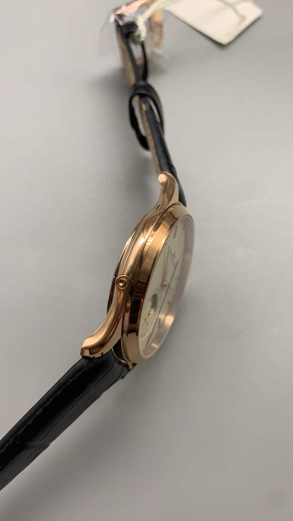 Jaeger-LeCoultre Master Ultra Thin Moon | 39MM | ตัวเรือนสแตนเลสสตีลเคลือบสีโรสโกลด์ | ฟังก์ชันข้างขึ้นข้างแรม + วันที่ | หน้าปัดสีขาวแชมเปญ | สายหนังจระเข้สีดำ | กลไกอัตโนมัติ Cal.925/1