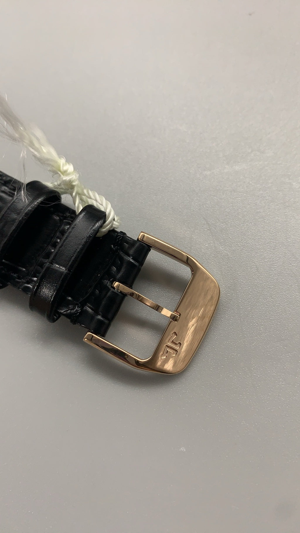 Jaeger-LeCoultre Master Ultra Thin Moon | 39MM | ตัวเรือนสแตนเลสสตีลเคลือบสีโรสโกลด์ | ฟังก์ชันข้างขึ้นข้างแรม + วันที่ | หน้าปัดสีขาวแชมเปญ | สายหนังจระเข้สีดำ | กลไกอัตโนมัติ Cal.925/1