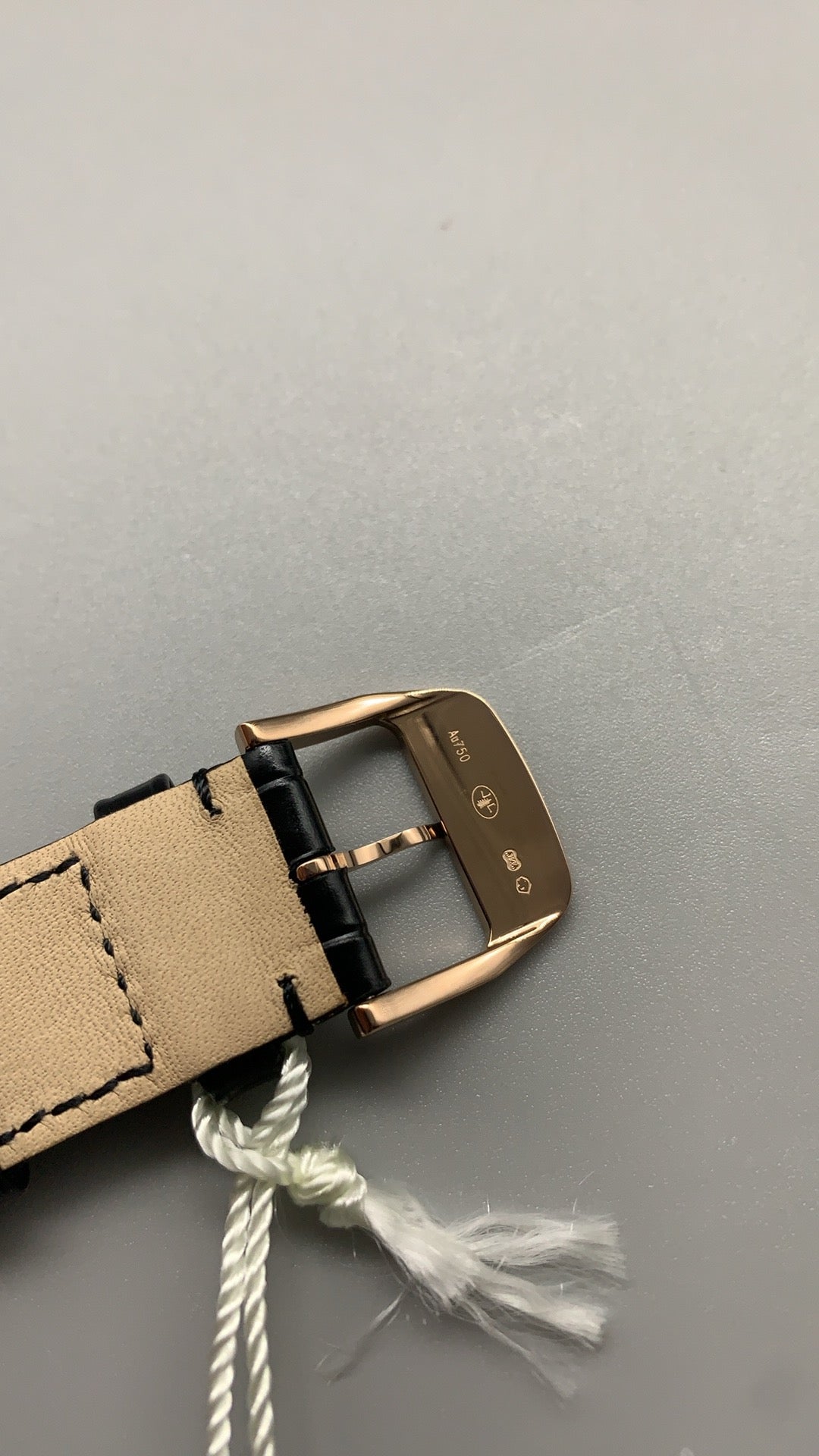 Jaeger-LeCoultre Master Ultra Thin Moon | 39MM | ตัวเรือนสแตนเลสสตีลเคลือบสีโรสโกลด์ | ฟังก์ชันข้างขึ้นข้างแรม + วันที่ | หน้าปัดสีขาวแชมเปญ | สายหนังจระเข้สีดำ | กลไกอัตโนมัติ Cal.925/1