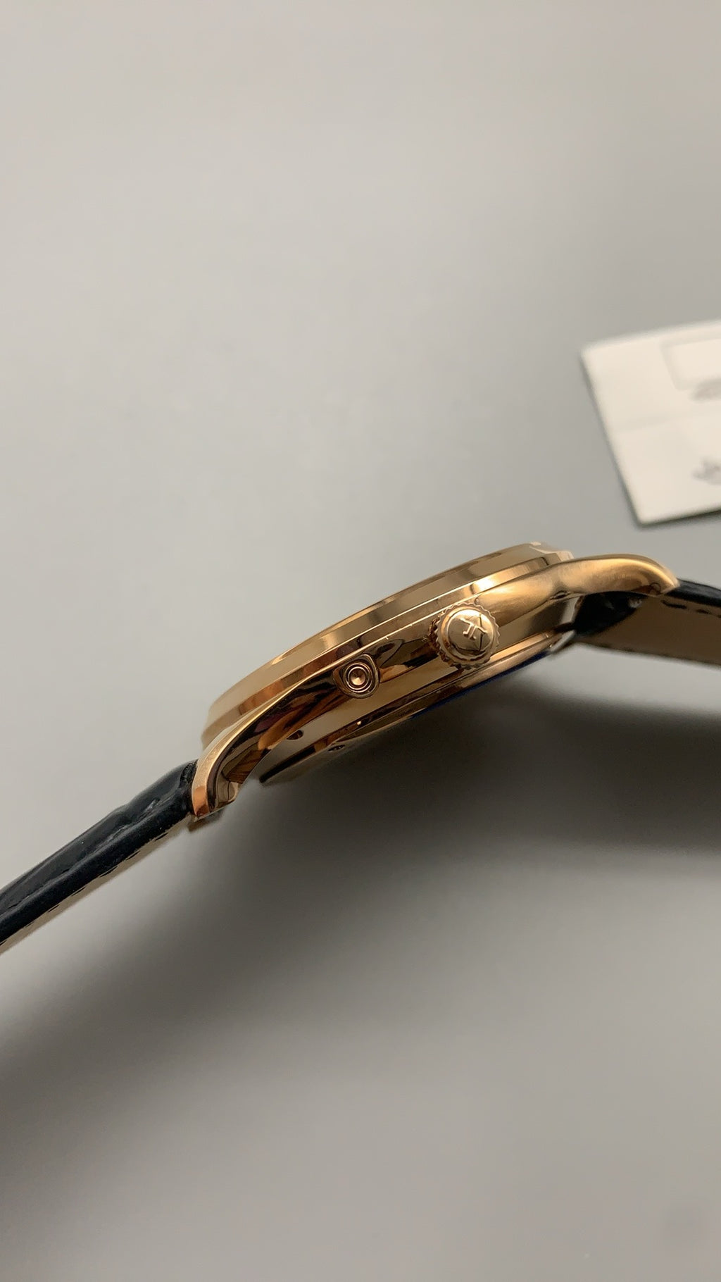 Jaeger-LeCoultre Master Ultra Thin Moon | 39MM | ตัวเรือนสแตนเลสสตีลเคลือบสีโรสโกลด์ | ฟังก์ชันข้างขึ้นข้างแรม + วันที่ | หน้าปัดสีขาวแชมเปญ | สายหนังจระเข้สีดำ | กลไกอัตโนมัติ Cal.925/1