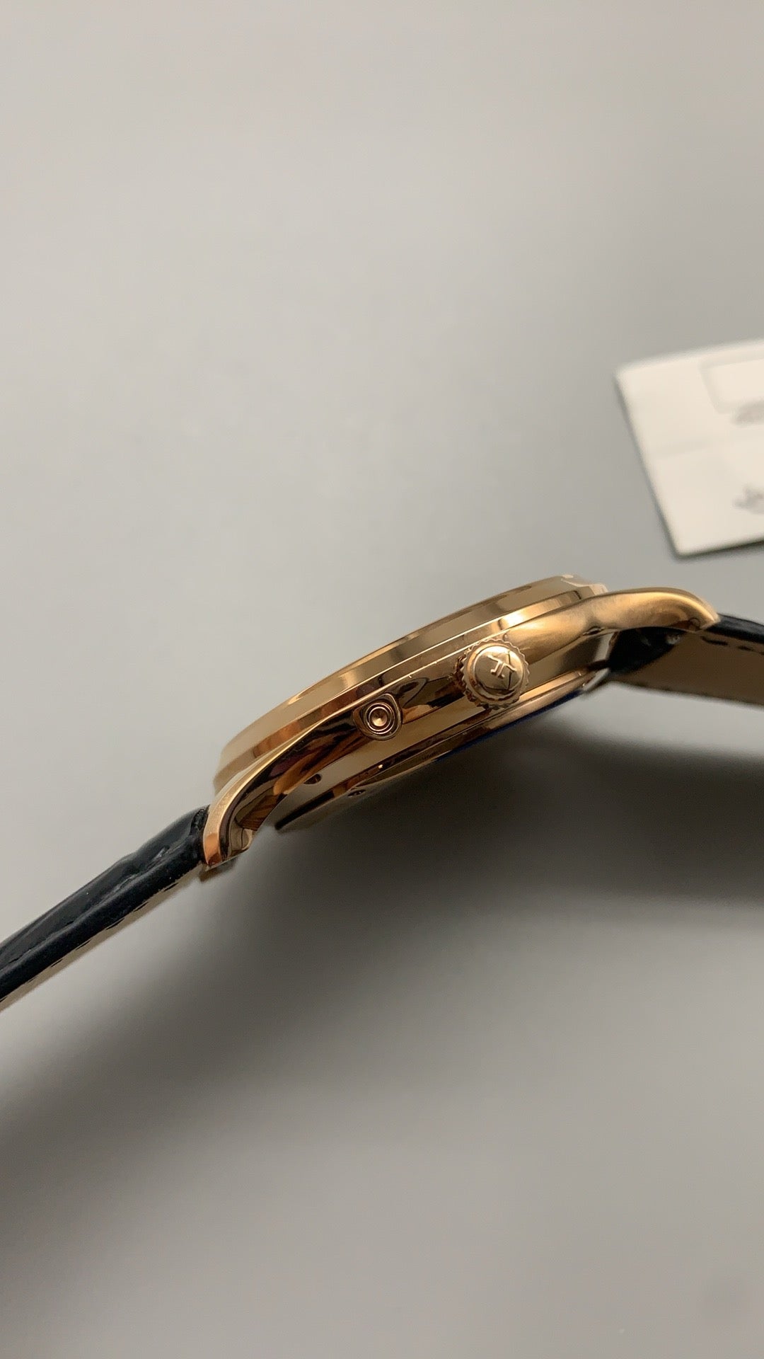 Jaeger-LeCoultre Master Ultra Thin Moon | 39MM | ตัวเรือนสแตนเลสสตีลเคลือบสีโรสโกลด์ | ฟังก์ชันข้างขึ้นข้างแรม + วันที่ | หน้าปัดสีขาวแชมเปญ | สายหนังจระเข้สีดำ | กลไกอัตโนมัติ Cal.925/1