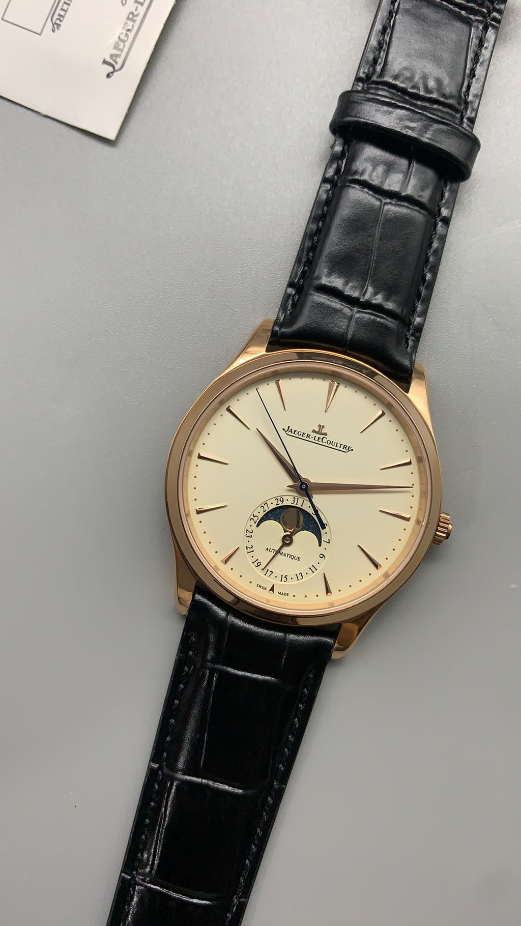 Jaeger-LeCoultre Master Ultra Thin Moon | 39MM | ตัวเรือนสแตนเลสสตีลเคลือบสีโรสโกลด์ | ฟังก์ชันข้างขึ้นข้างแรม + วันที่ | หน้าปัดสีขาวแชมเปญ | สายหนังจระเข้สีดำ | กลไกอัตโนมัติ Cal.925/1
