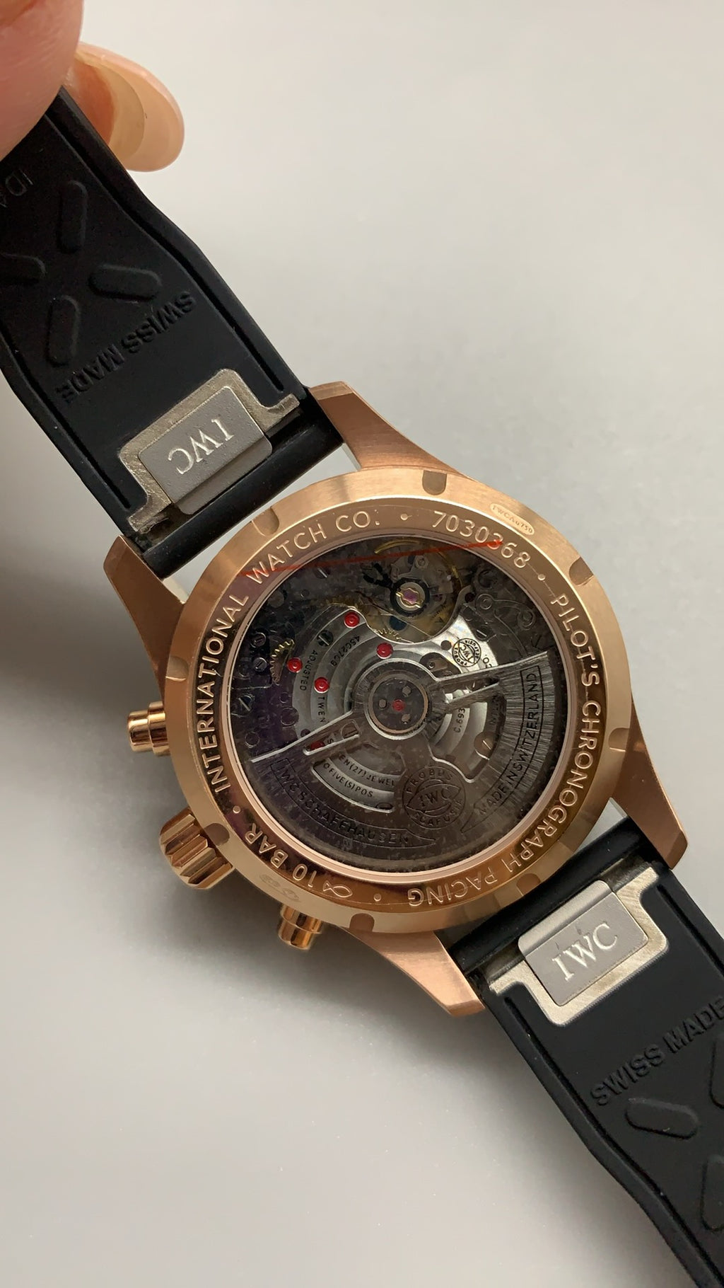 IWC Pilot's Watch | 40MM | ตัวเรือนสแตนเลสสตีล | ฟังก์ชันวันที่ | หน้าปัดสีดำ | สายหนังวัวสีดำ | กลไกอัตโนมัติ Cal.32111