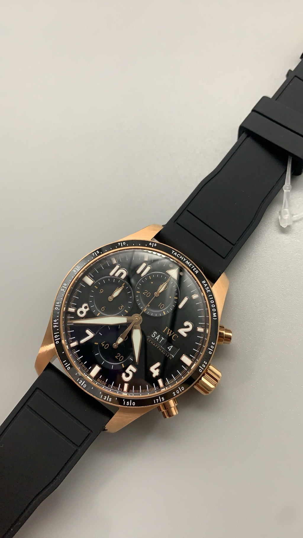 IWC Pilot's Watch | 40MM | ตัวเรือนสแตนเลสสตีล | ฟังก์ชันวันที่ | หน้าปัดสีดำ | สายหนังวัวสีดำ | กลไกอัตโนมัติ Cal.32111