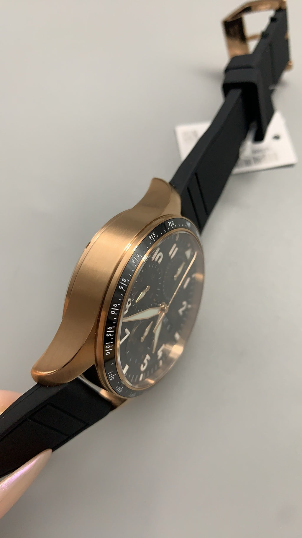 IWC Pilot's Watch | 40MM | ตัวเรือนสแตนเลสสตีล | ฟังก์ชันวันที่ | หน้าปัดสีดำ | สายหนังวัวสีดำ | กลไกอัตโนมัติ Cal.32111