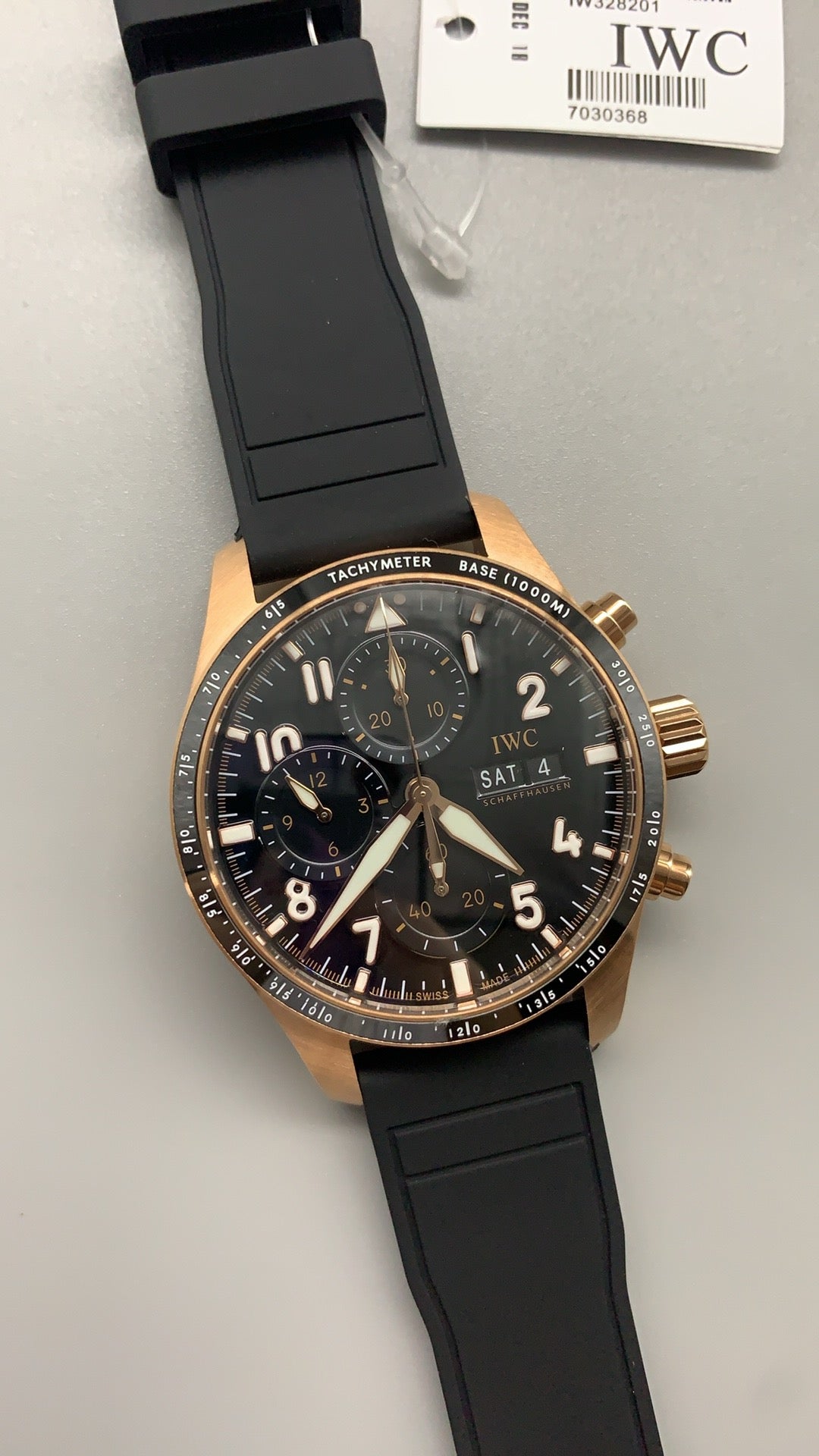 IWC Pilot's Watch | 40MM | ตัวเรือนสแตนเลสสตีล | ฟังก์ชันวันที่ | หน้าปัดสีดำ | สายหนังวัวสีดำ | กลไกอัตโนมัติ Cal.32111