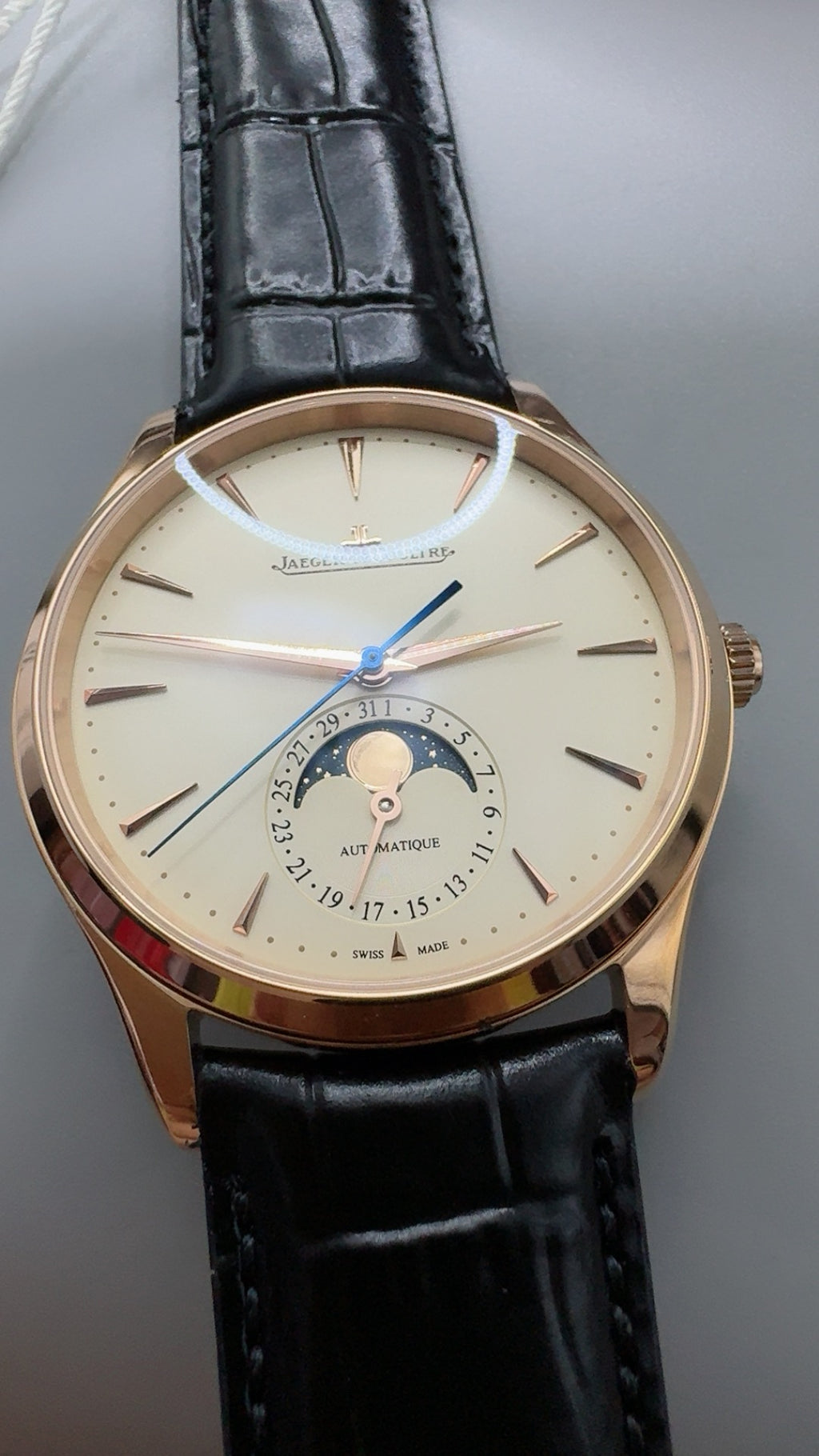 Jaeger-LeCoultre Master Ultra Thin Moon | 39MM | ตัวเรือนสแตนเลสสตีลเคลือบสีโรสโกลด์ | ฟังก์ชันข้างขึ้นข้างแรม + วันที่ | หน้าปัดสีขาวแชมเปญ | สายหนังจระเข้สีดำ | กลไกอัตโนมัติ Cal.925/1