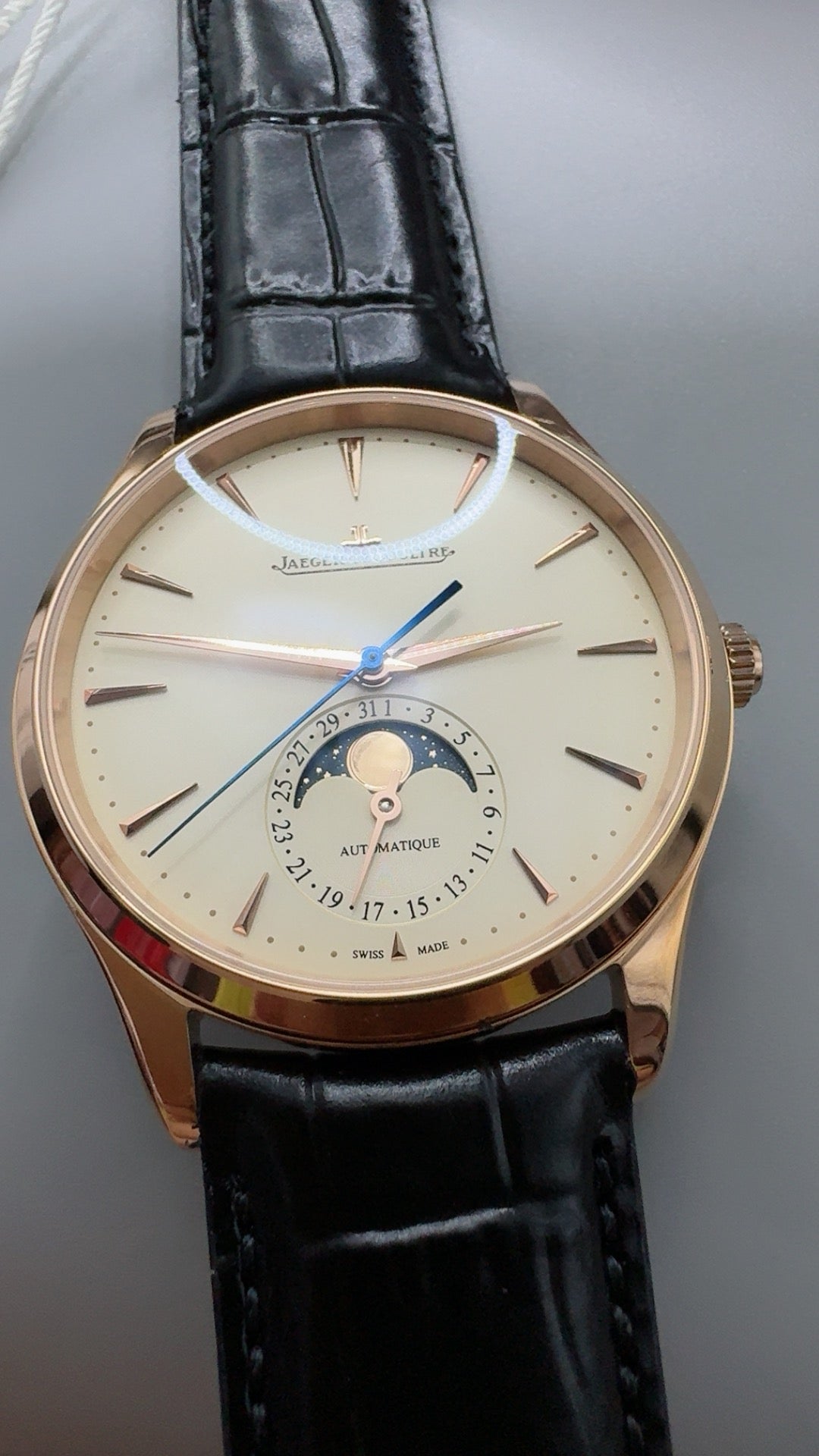 Jaeger-LeCoultre Master Ultra Thin Moon | 39MM | ตัวเรือนสแตนเลสสตีลเคลือบสีโรสโกลด์ | ฟังก์ชันข้างขึ้นข้างแรม + วันที่ | หน้าปัดสีขาวแชมเปญ | สายหนังจระเข้สีดำ | กลไกอัตโนมัติ Cal.925/1