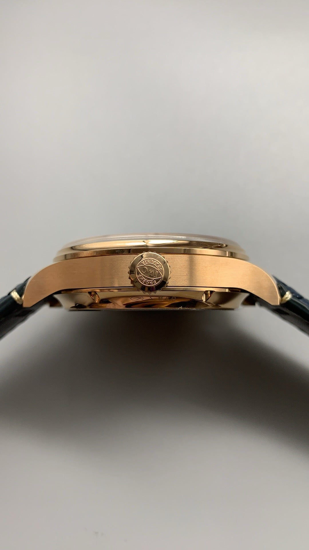 IWC Portugieser Perpetual Calendar 42 | 42MM | ตัวเรือนสแตนเลสสตีลเคลือบสีโรสโกลด์ | ฟังก์ชันปฏิทินถาวร | หน้าปัดสีน้ำเงิน | สายหนังจระเข้สีน้ำเงิน | กลไกอัตโนมัติ Cal.82650