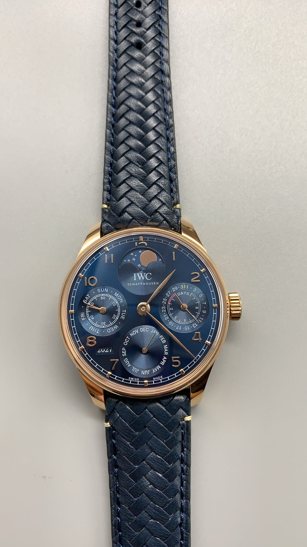 IWC Portugieser Perpetual Calendar 42 | 42MM | ตัวเรือนสแตนเลสสตีลเคลือบสีโรสโกลด์ | ฟังก์ชันปฏิทินถาวร | หน้าปัดสีน้ำเงิน | สายหนังจระเข้สีน้ำเงิน | กลไกอัตโนมัติ Cal.82650