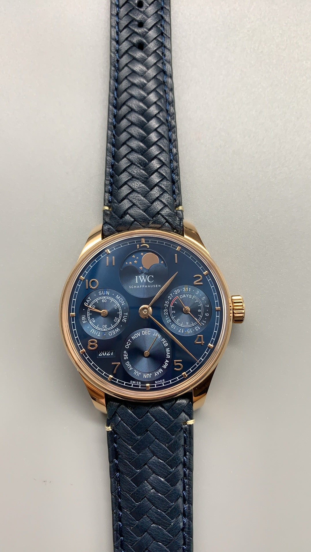 IWC Portugieser Perpetual Calendar 42 | 42MM | ตัวเรือนสแตนเลสสตีลเคลือบสีโรสโกลด์ | ฟังก์ชันปฏิทินถาวร | หน้าปัดสีน้ำเงิน | สายหนังจระเข้สีน้ำเงิน | กลไกอัตโนมัติ Cal.82650