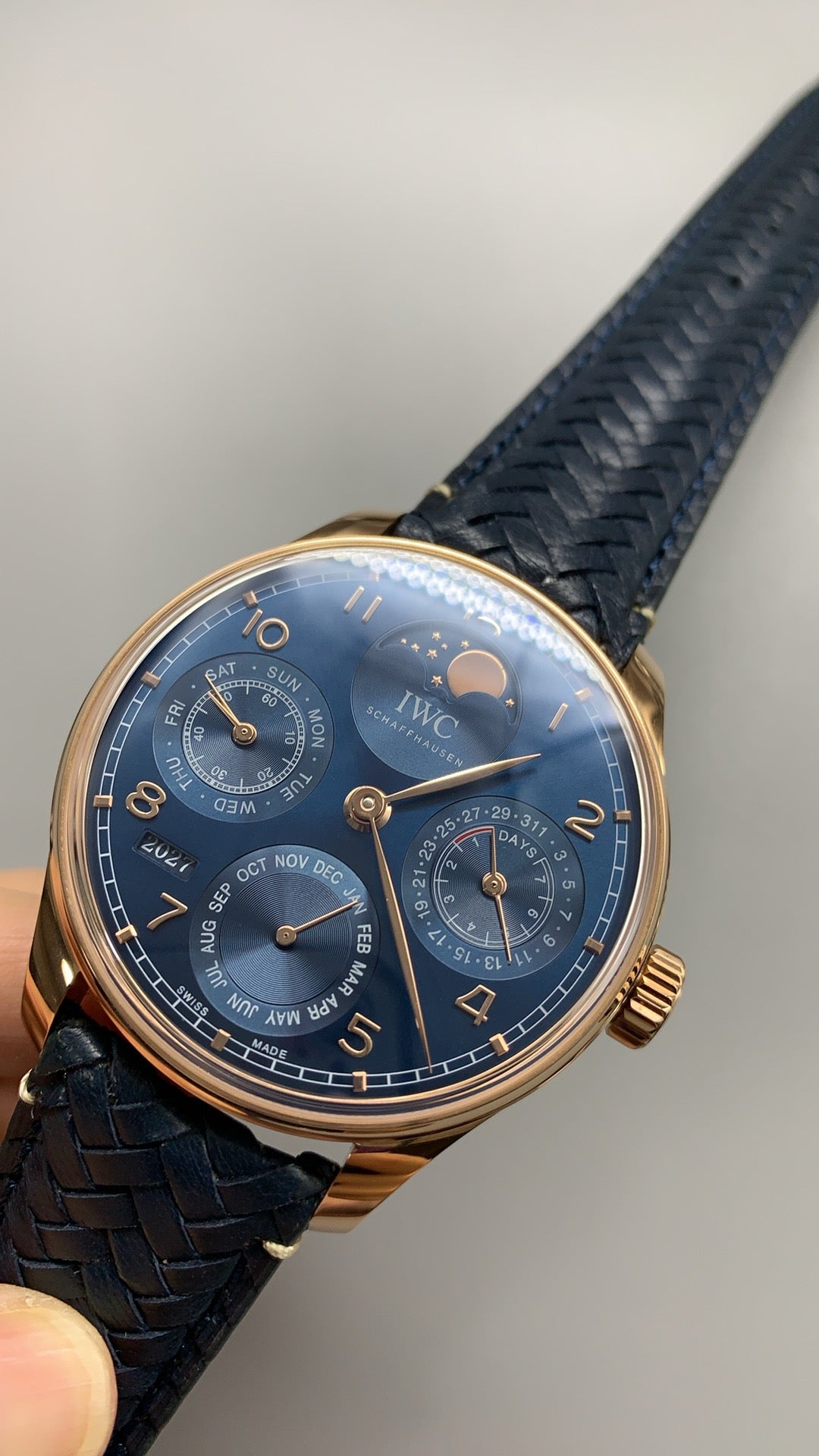 IWC Portugieser Perpetual Calendar 42 | 42MM | ตัวเรือนสแตนเลสสตีลเคลือบสีโรสโกลด์ | ฟังก์ชันปฏิทินถาวร | หน้าปัดสีน้ำเงิน | สายหนังจระเข้สีน้ำเงิน | กลไกอัตโนมัติ Cal.82650