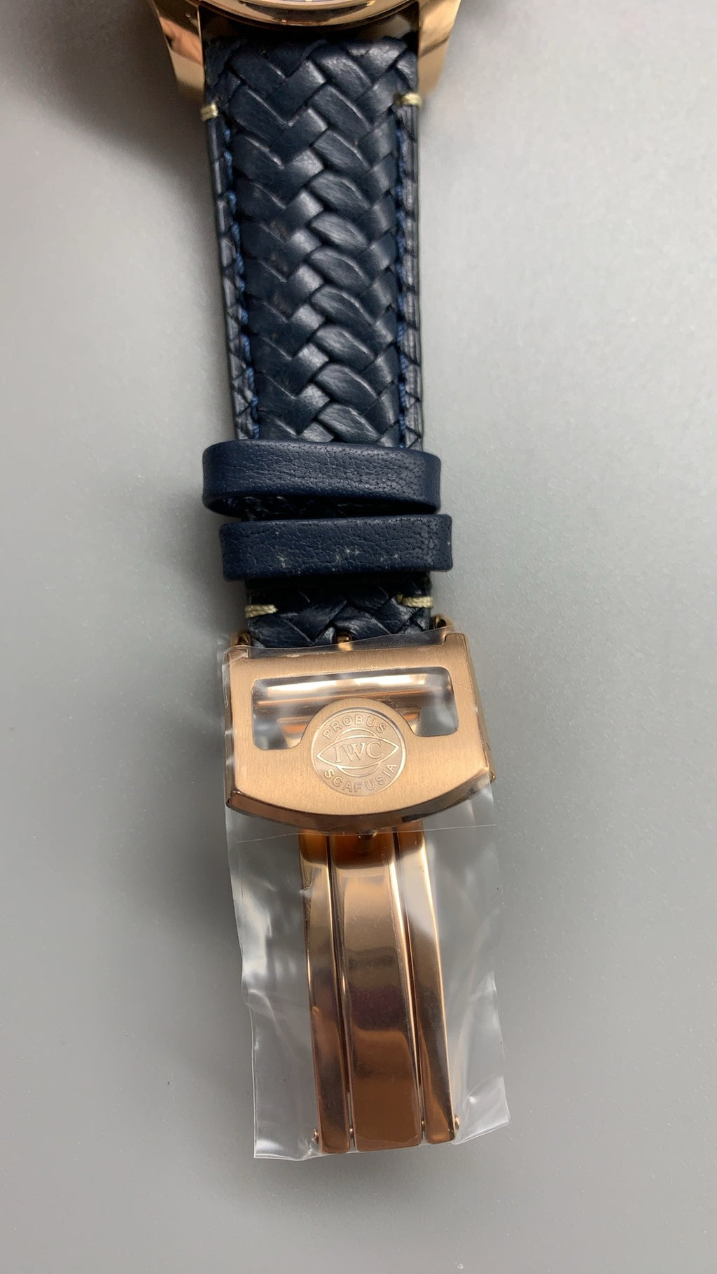 IWC Portugieser Perpetual Calendar 42 | 42MM | ตัวเรือนสแตนเลสสตีลเคลือบสีโรสโกลด์ | ฟังก์ชันปฏิทินถาวร | หน้าปัดสีน้ำเงิน | สายหนังจระเข้สีน้ำเงิน | กลไกอัตโนมัติ Cal.82650