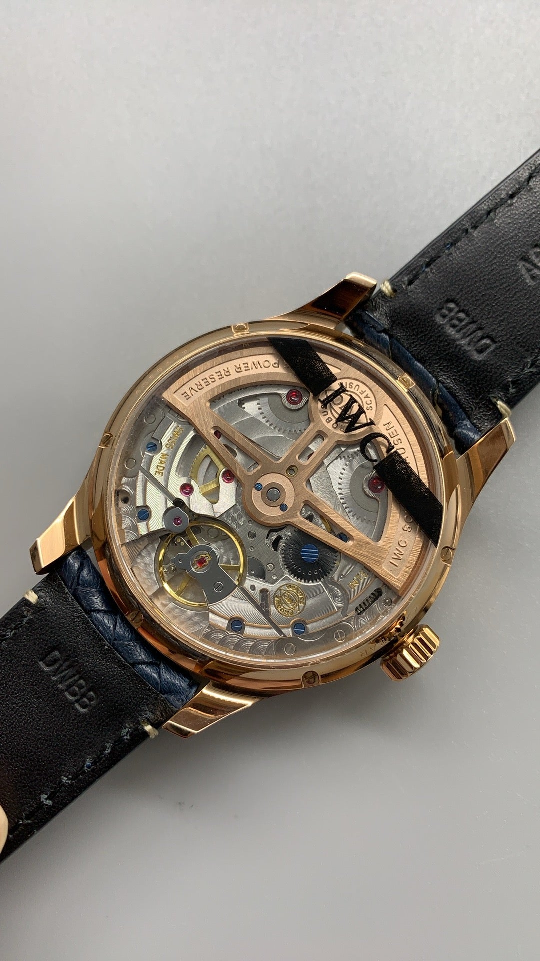 IWC Portugieser Perpetual Calendar 42 | 42MM | ตัวเรือนสแตนเลสสตีลเคลือบสีโรสโกลด์ | ฟังก์ชันปฏิทินถาวร | หน้าปัดสีน้ำเงิน | สายหนังจระเข้สีน้ำเงิน | กลไกอัตโนมัติ Cal.82650