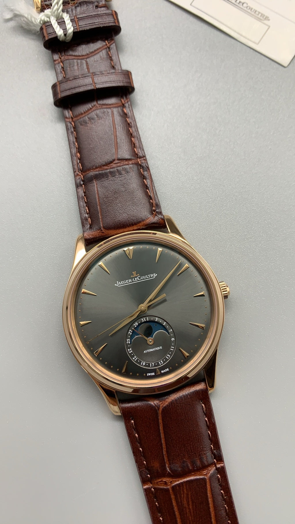 Jaeger-LeCoultre Master Ultra Thin Moon | 39MM | ตัวเรือนสแตนเลสสตีลเคลือบสีโรสโกลด์ | ฟังก์ชันข้างขึ้นข้างแรม + วันที่ | หน้าปัดสีน้ำตาล | สายหนังจระเข้สีน้ำตาล | กลไกอัตโนมัติ Cal.925/1