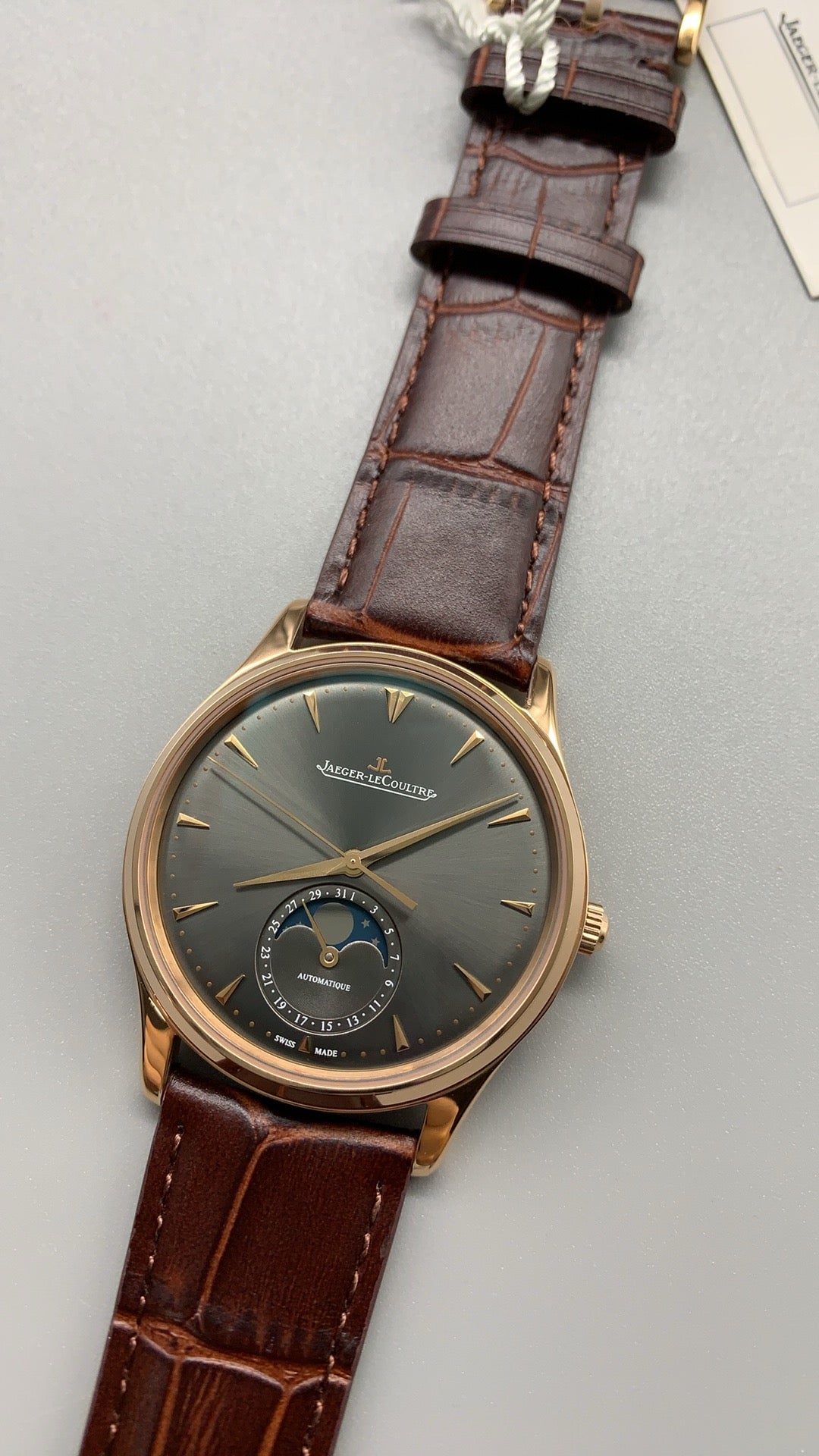 Jaeger-LeCoultre Master Ultra Thin Moon | 39MM | ตัวเรือนสแตนเลสสตีลเคลือบสีโรสโกลด์ | ฟังก์ชันข้างขึ้นข้างแรม + วันที่ | หน้าปัดสีน้ำตาล | สายหนังจระเข้สีน้ำตาล | กลไกอัตโนมัติ Cal.925/1