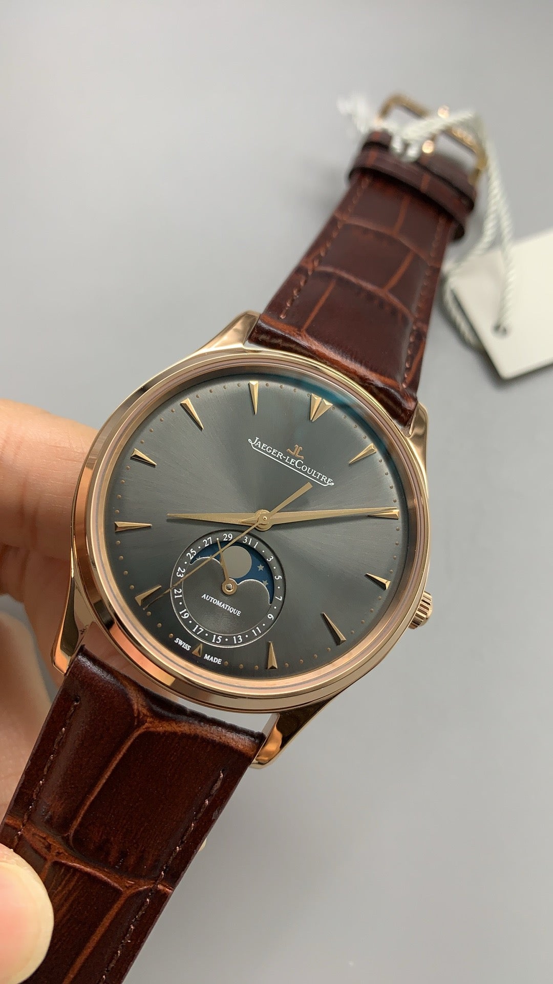 Jaeger-LeCoultre Master Ultra Thin Moon | 39MM | ตัวเรือนสแตนเลสสตีลเคลือบสีโรสโกลด์ | ฟังก์ชันข้างขึ้นข้างแรม + วันที่ | หน้าปัดสีน้ำตาล | สายหนังจระเข้สีน้ำตาล | กลไกอัตโนมัติ Cal.925/1