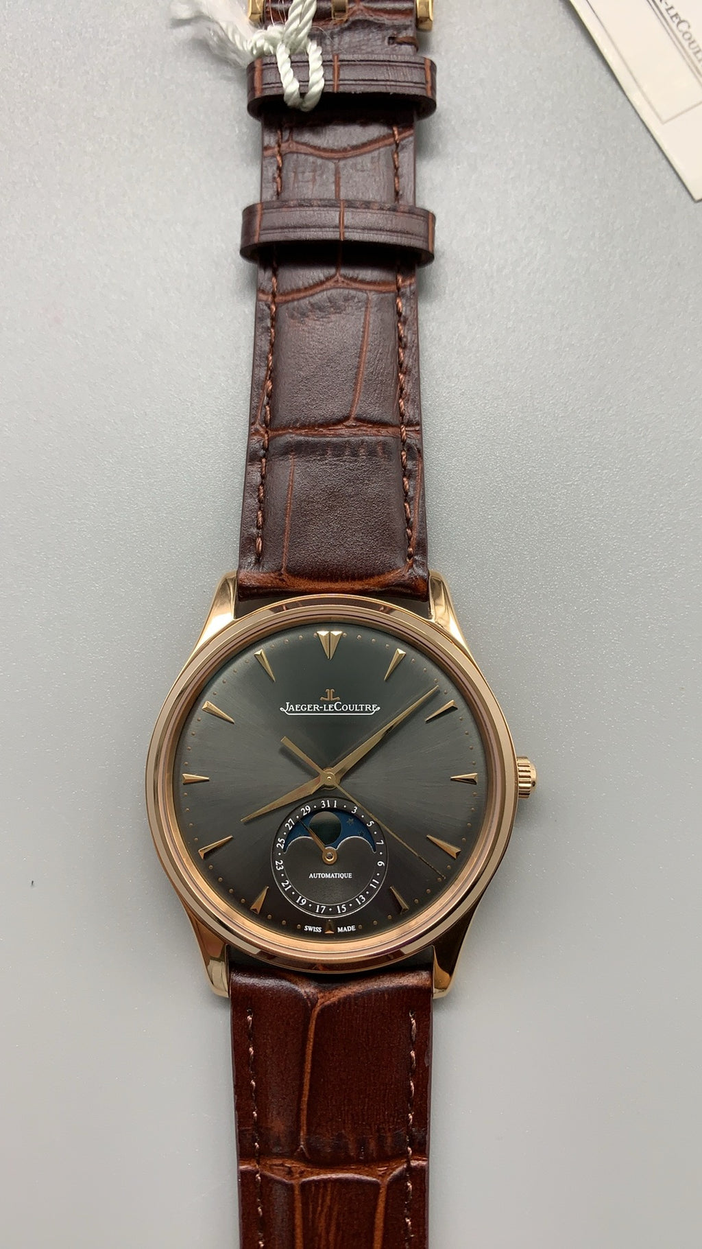 Jaeger-LeCoultre Master Ultra Thin Moon | 39MM | ตัวเรือนสแตนเลสสตีลเคลือบสีโรสโกลด์ | ฟังก์ชันข้างขึ้นข้างแรม + วันที่ | หน้าปัดสีน้ำตาล | สายหนังจระเข้สีน้ำตาล | กลไกอัตโนมัติ Cal.925/1