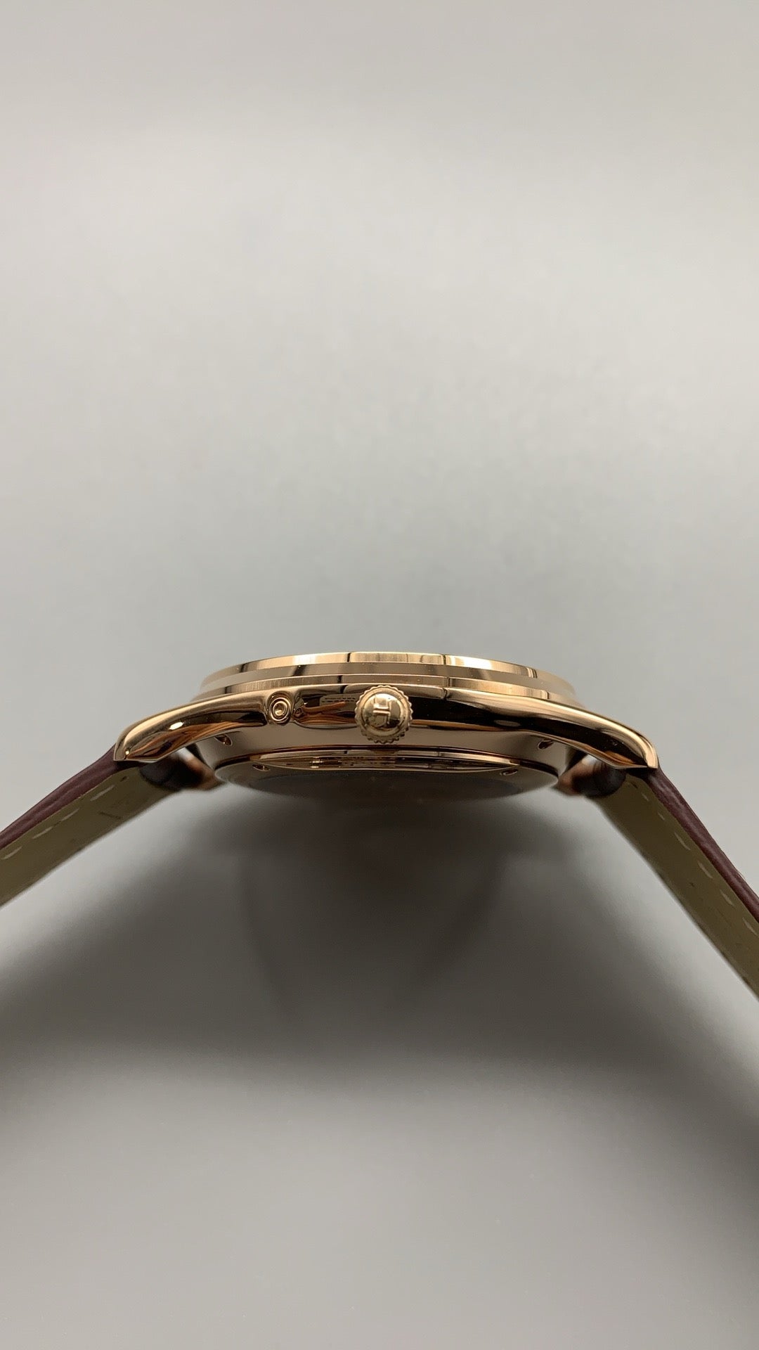 Jaeger-LeCoultre Master Ultra Thin Moon | 39MM | ตัวเรือนสแตนเลสสตีลเคลือบสีโรสโกลด์ | ฟังก์ชันข้างขึ้นข้างแรม + วันที่ | หน้าปัดสีน้ำตาล | สายหนังจระเข้สีน้ำตาล | กลไกอัตโนมัติ Cal.925/1