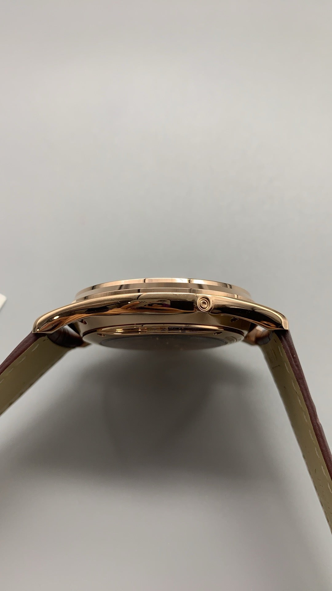 Jaeger-LeCoultre Master Ultra Thin Moon | 39MM | ตัวเรือนสแตนเลสสตีลเคลือบสีโรสโกลด์ | ฟังก์ชันข้างขึ้นข้างแรม + วันที่ | หน้าปัดสีน้ำตาล | สายหนังจระเข้สีน้ำตาล | กลไกอัตโนมัติ Cal.925/1