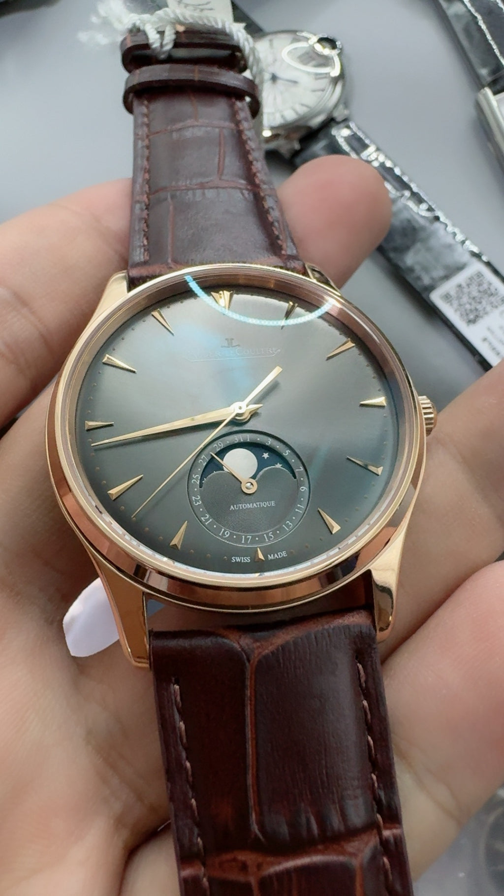 Jaeger-LeCoultre Master Ultra Thin Moon | 39MM | ตัวเรือนสแตนเลสสตีลเคลือบสีโรสโกลด์ | ฟังก์ชันข้างขึ้นข้างแรม + วันที่ | หน้าปัดสีน้ำตาล | สายหนังจระเข้สีน้ำตาล | กลไกอัตโนมัติ Cal.925/1