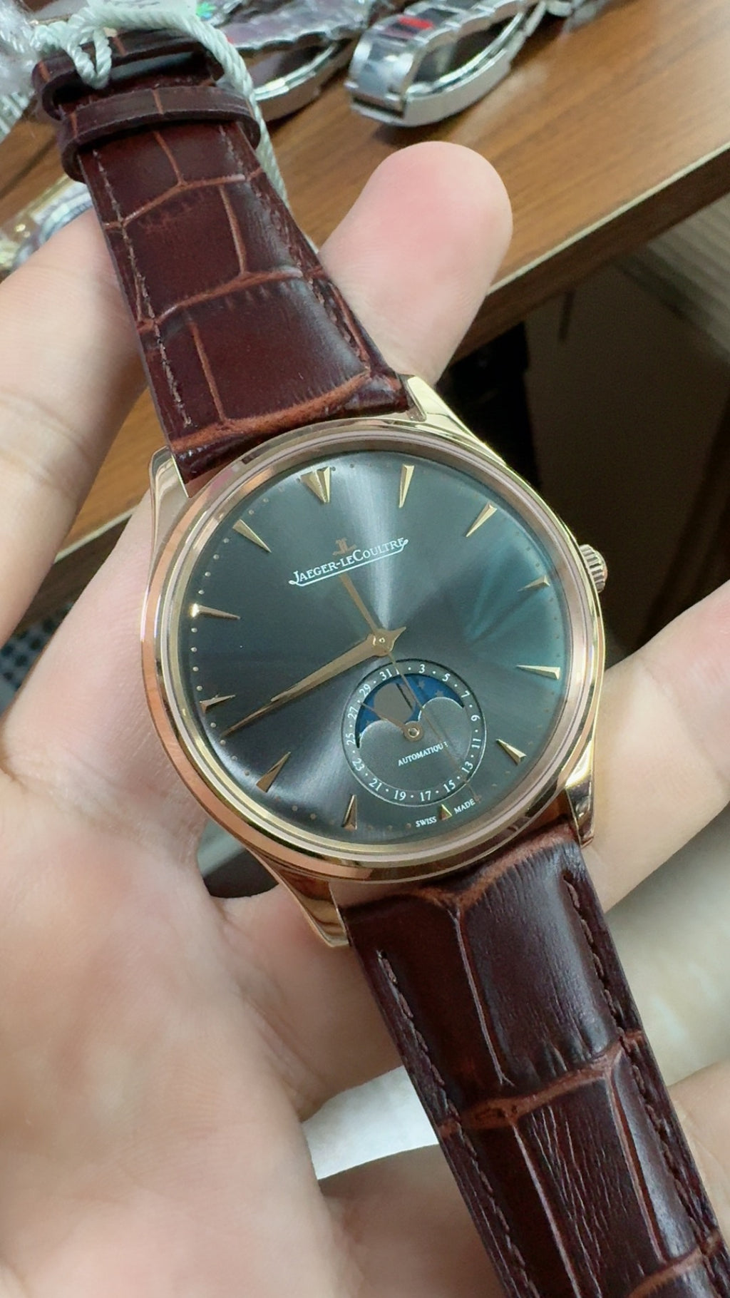 Jaeger-LeCoultre Master Ultra Thin Moon | 39MM | ตัวเรือนสแตนเลสสตีลเคลือบสีโรสโกลด์ | ฟังก์ชันข้างขึ้นข้างแรม + วันที่ | หน้าปัดสีน้ำตาล | สายหนังจระเข้สีน้ำตาล | กลไกอัตโนมัติ Cal.925/1