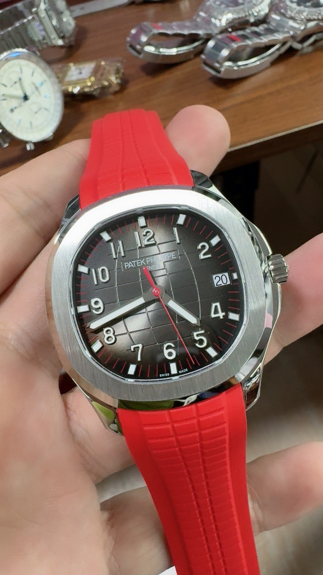 Patek Philippe Aquanaut 5167A | 40MM | รุ่นพิเศษ Singapore Limited | หน้าปัดสีดำลายตาราง | สายยางสีแดง-ดำ | กลไกอัตโนมัติ Cal.324 S C