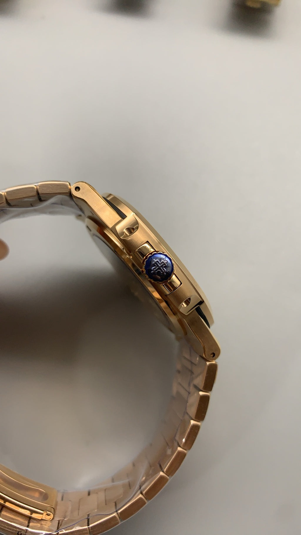 Patek Philippe Nautilus 5711 | 40MM | ตัวเรือนสแตนเลสเคลือบสีโรสโกลด์ PVD | หน้าปัดสีน้ำตาลซันเรย์ | กลไกอัตโนมัติ Cal.324 S C