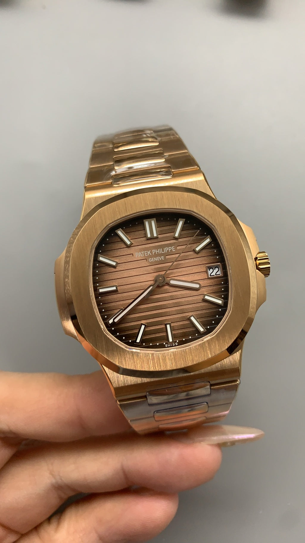 Patek Philippe Nautilus 5711 | 40MM | ตัวเรือนสแตนเลสเคลือบสีโรสโกลด์ PVD | หน้าปัดสีน้ำตาลซันเรย์ | กลไกอัตโนมัติ Cal.324 S C
