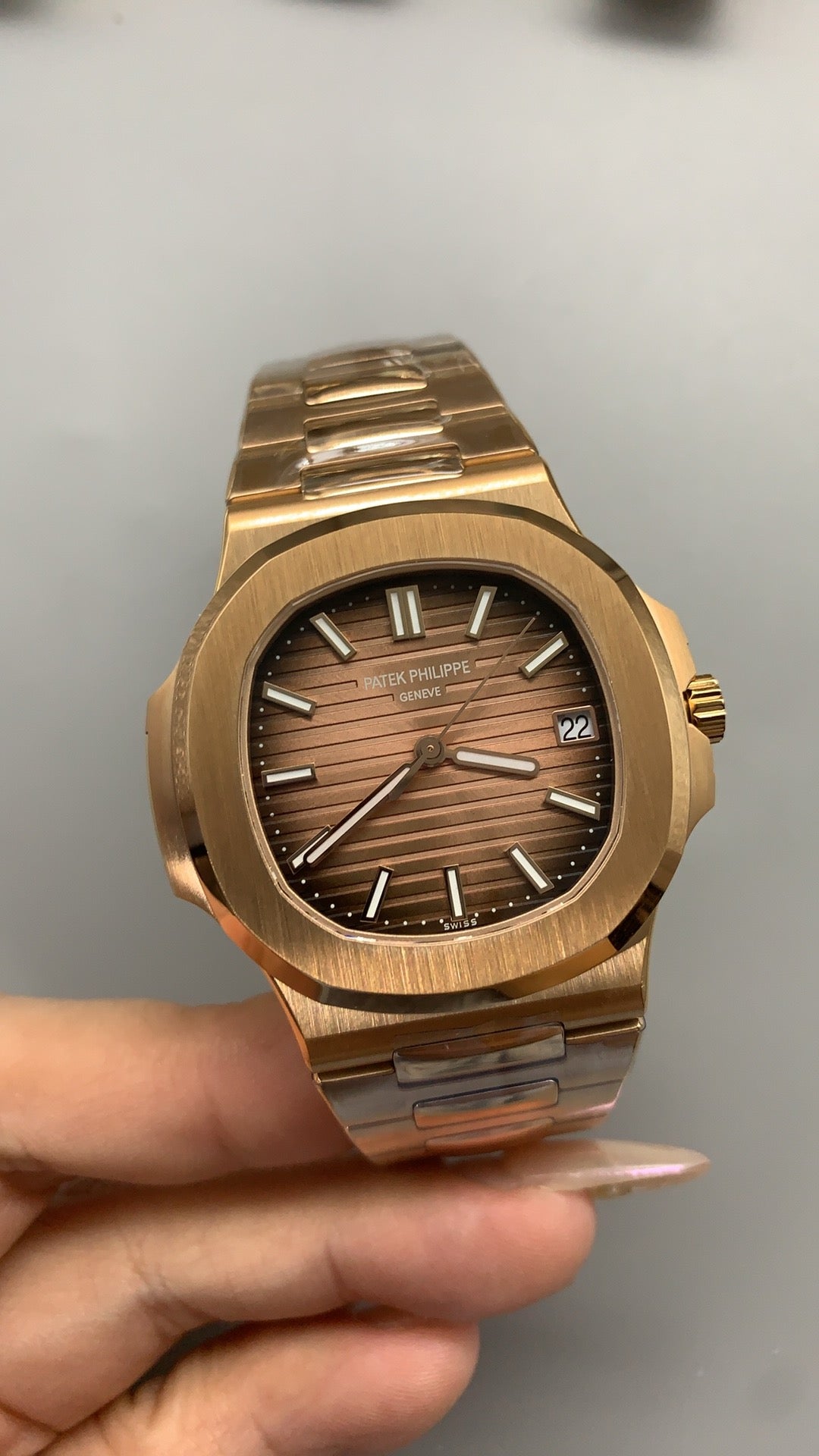 Patek Philippe Nautilus 5711 | 40MM | ตัวเรือนสแตนเลสเคลือบสีโรสโกลด์ PVD | หน้าปัดสีน้ำตาลซันเรย์ | กลไกอัตโนมัติ Cal.324 S C