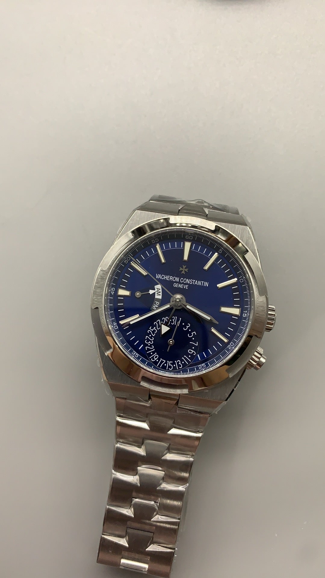 Vacheron Constantin Overseas Dual Time 7900V | 41MM | ตัวเรือนสแตนเลสสตีล | ฟังก์ชันเวลา 2 เขต | หน้าปัดสีน้ำเงิน | กลไกอัตโนมัติ Cal.5110 DT