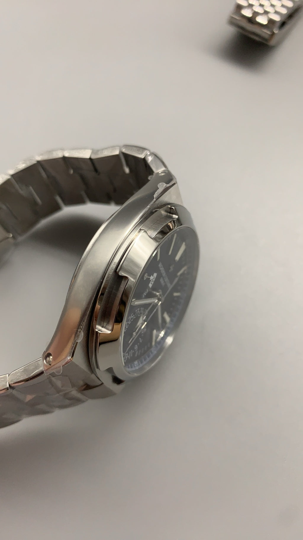 Vacheron Constantin Overseas Dual Time 7900V | 41MM | ตัวเรือนสแตนเลสสตีล | ฟังก์ชันเวลา 2 เขต | หน้าปัดสีน้ำเงิน | กลไกอัตโนมัติ Cal.5110 DT