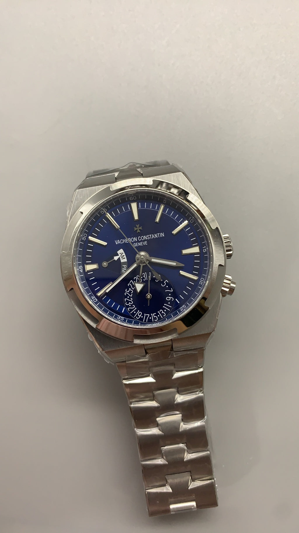 Vacheron Constantin Overseas Dual Time 7900V | 41MM | ตัวเรือนสแตนเลสสตีล | ฟังก์ชันเวลา 2 เขต | หน้าปัดสีน้ำเงิน | กลไกอัตโนมัติ Cal.5110 DT