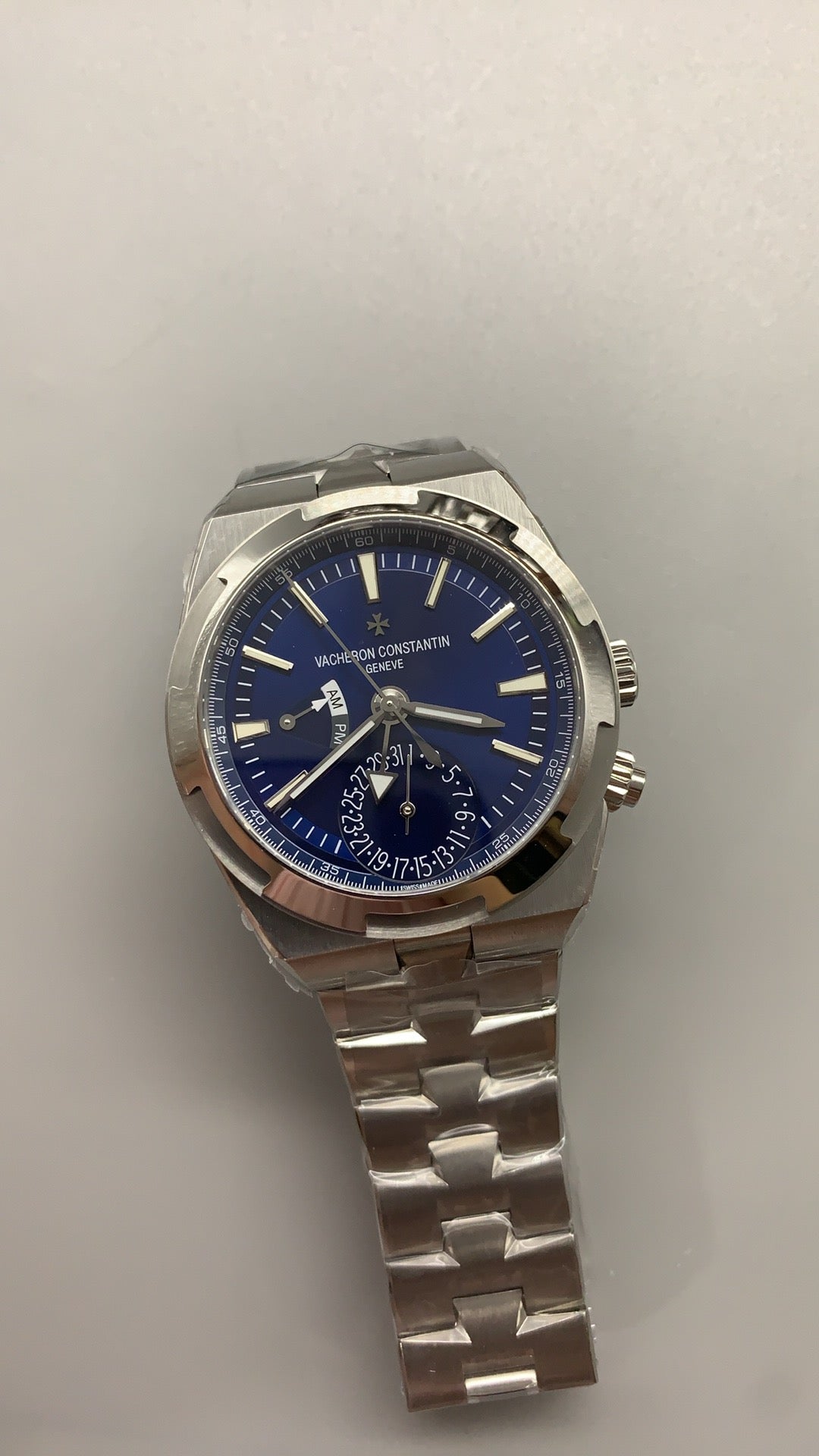 Vacheron Constantin Overseas Dual Time 7900V | 41MM | ตัวเรือนสแตนเลสสตีล | ฟังก์ชันเวลา 2 เขต | หน้าปัดสีน้ำเงิน | กลไกอัตโนมัติ Cal.5110 DT