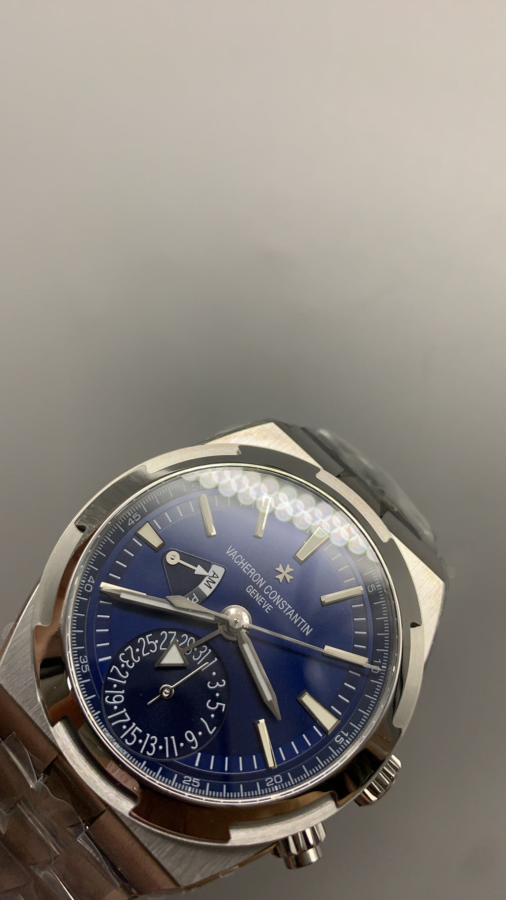 Vacheron Constantin Overseas Dual Time 7900V | 41MM | ตัวเรือนสแตนเลสสตีล | ฟังก์ชันเวลา 2 เขต | หน้าปัดสีน้ำเงิน | กลไกอัตโนมัติ Cal.5110 DT