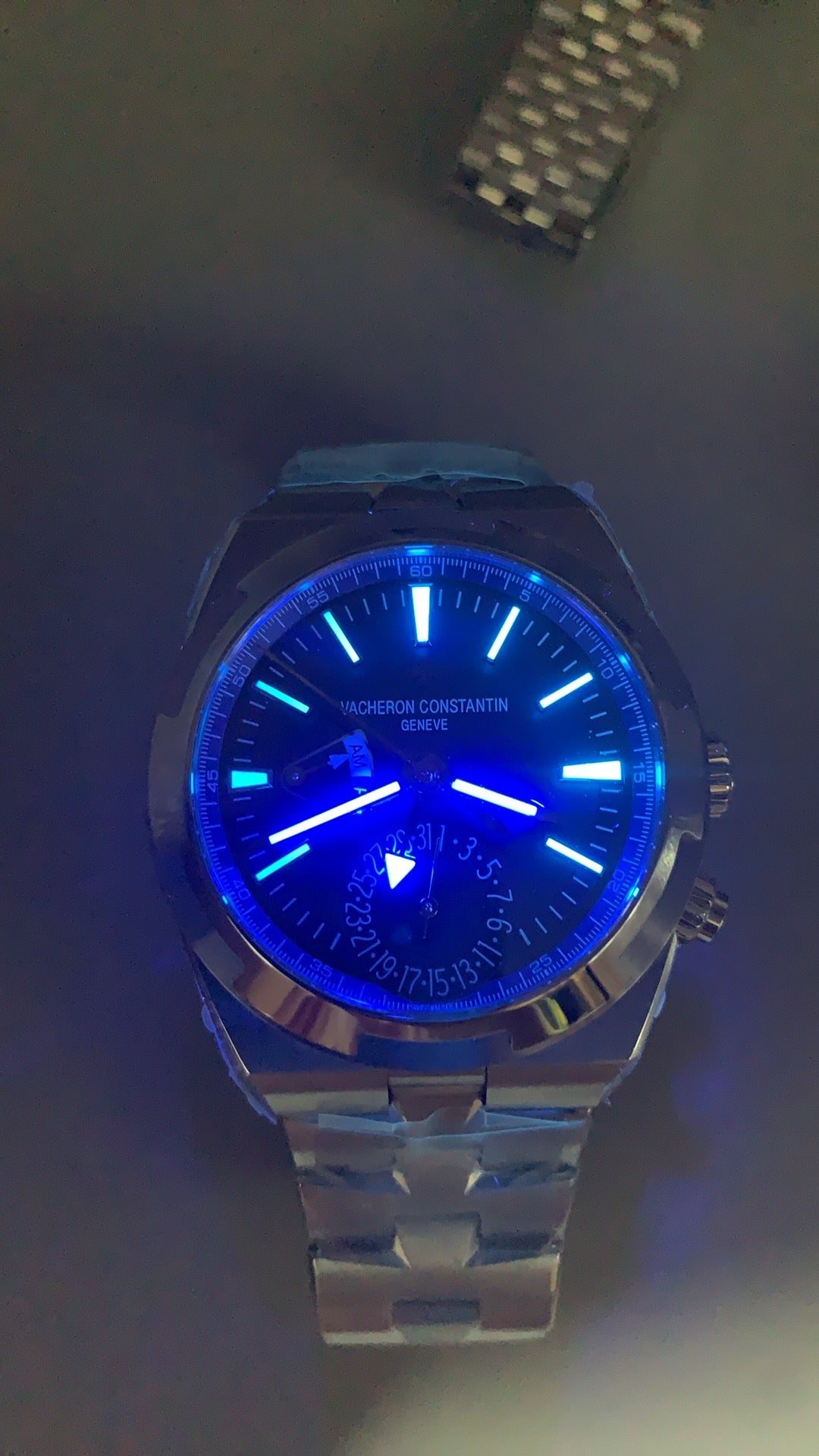 Vacheron Constantin Overseas Dual Time 7900V | 41MM | ตัวเรือนสแตนเลสสตีล | ฟังก์ชันเวลา 2 เขต | หน้าปัดสีน้ำเงิน | กลไกอัตโนมัติ Cal.5110 DT